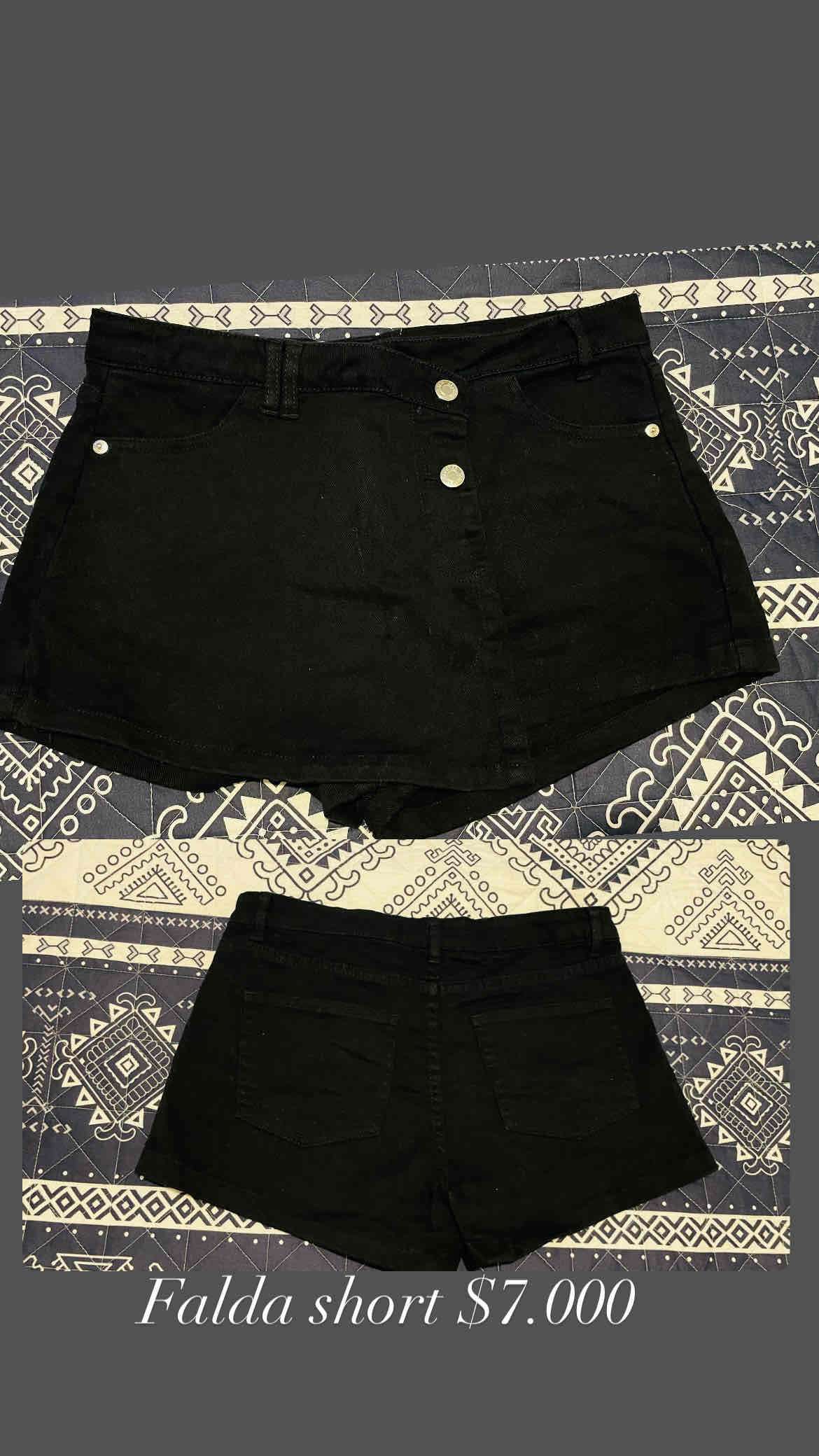 Falda short negra de mezclilla