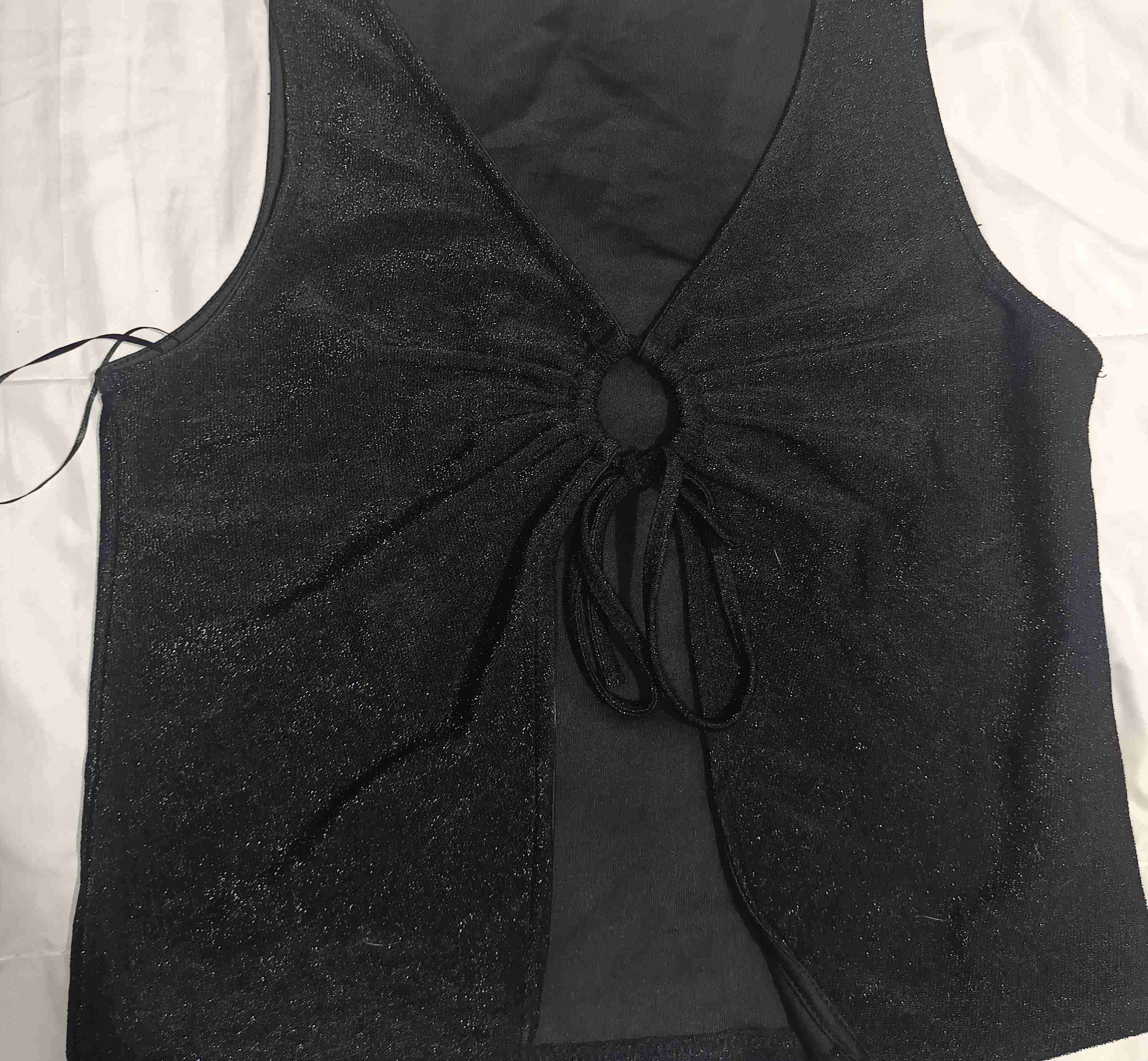 Polera negra con diseño central - miniatura 1