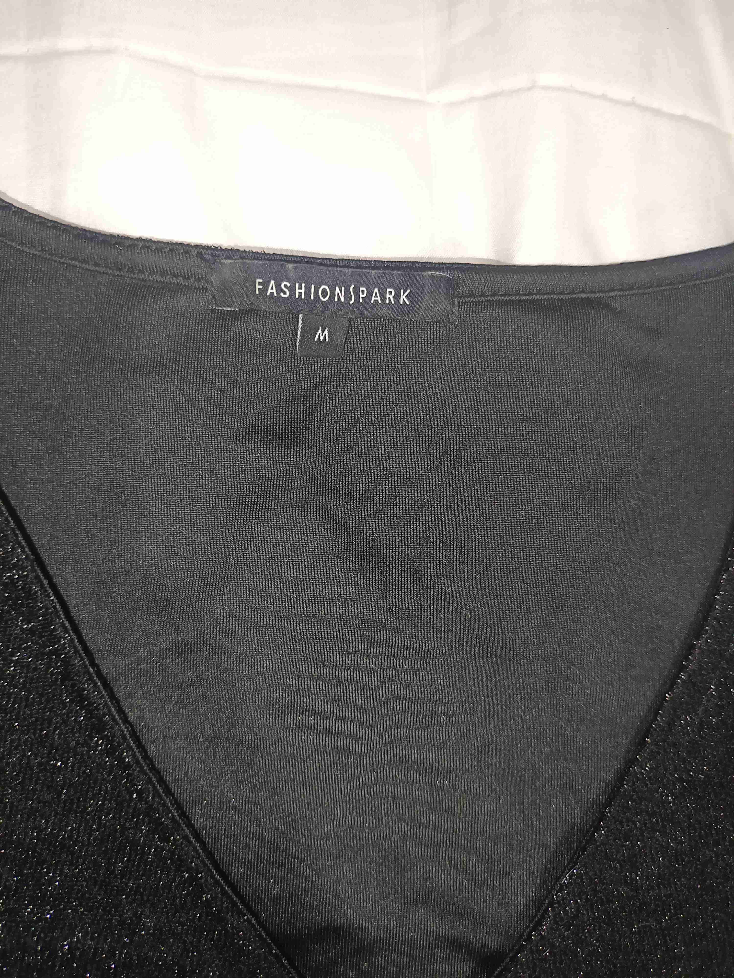 Polera negra con diseño central - miniatura 3