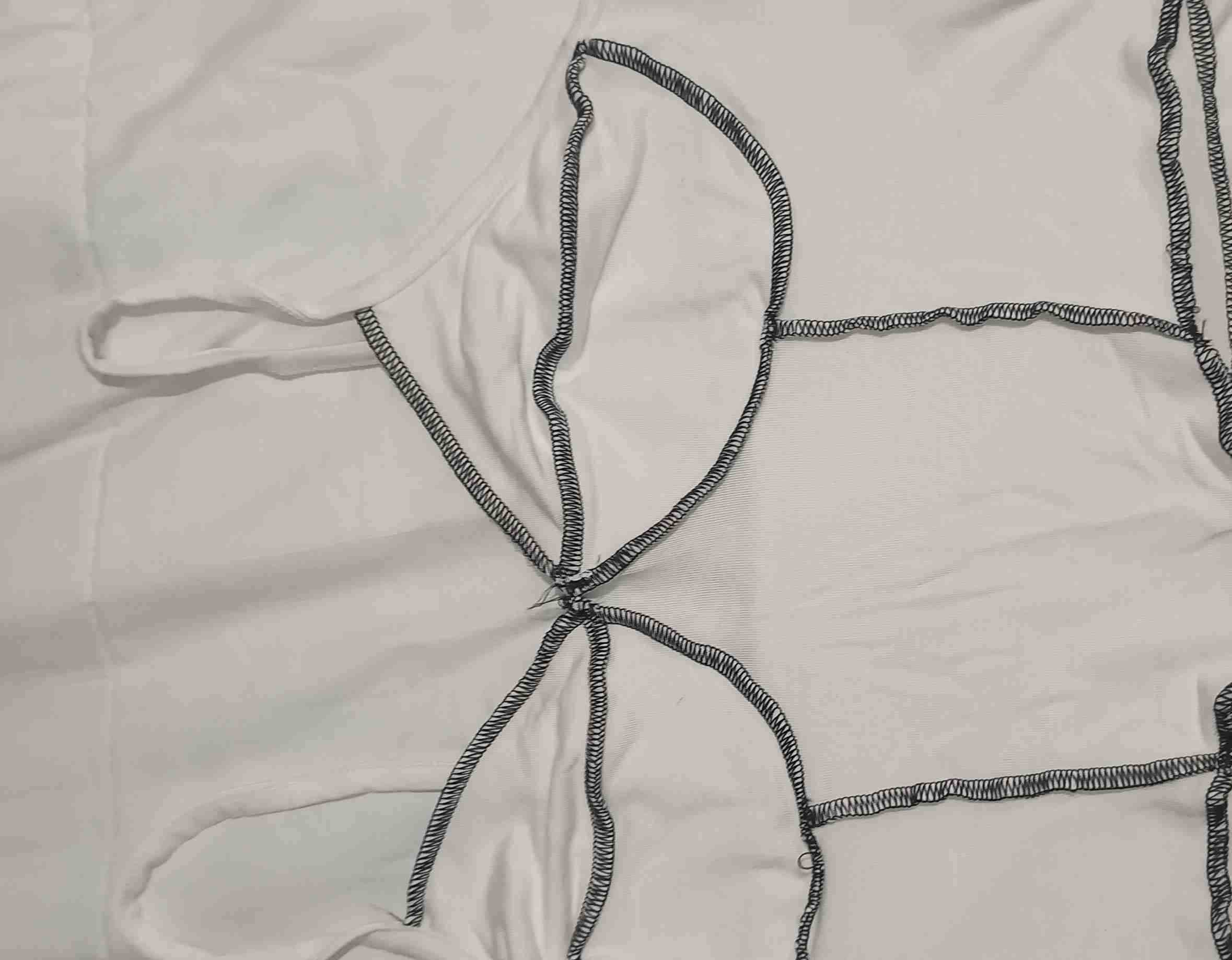 Bodysuit blanco con bordes negros - miniatura 1