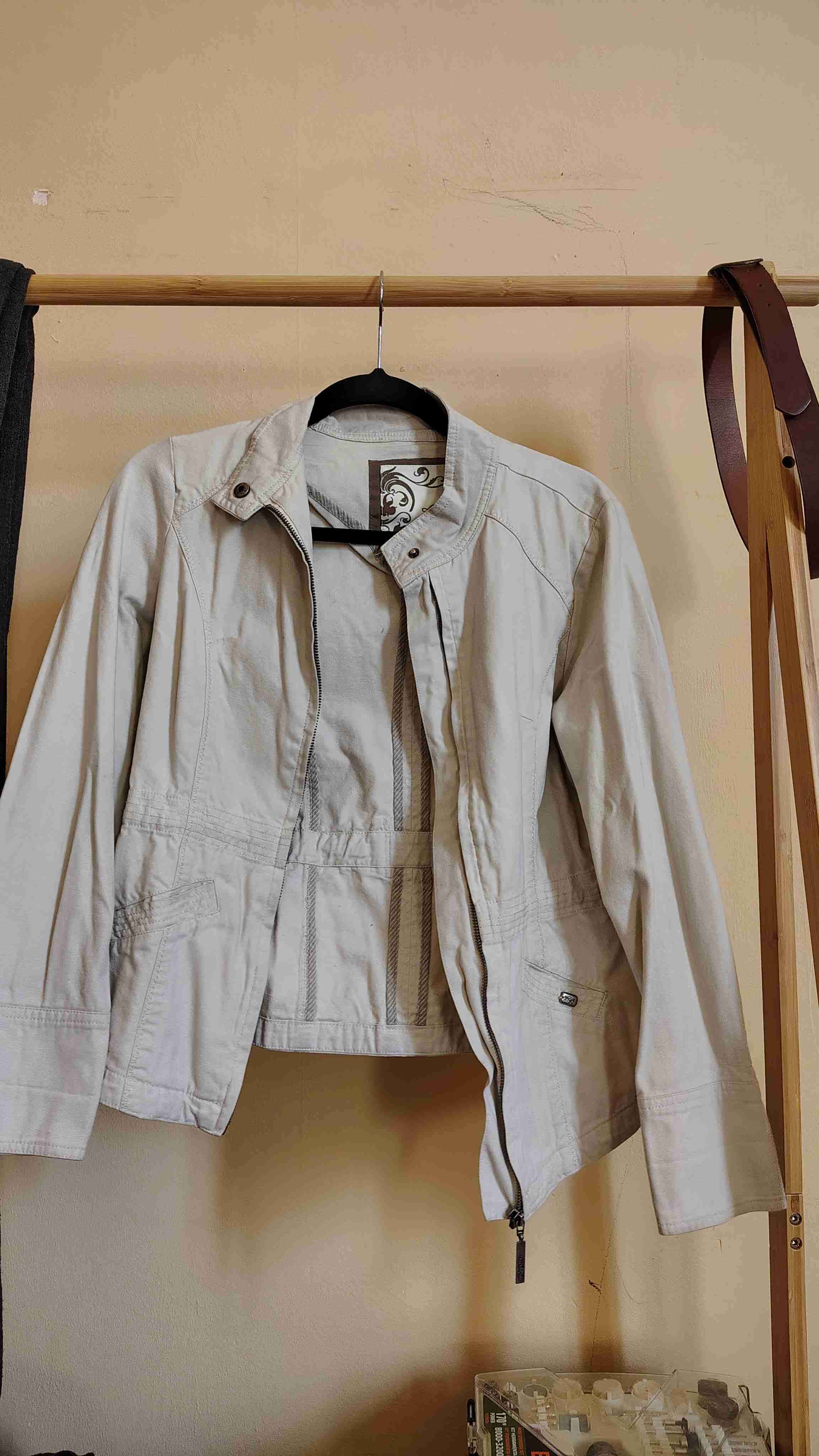 Chaqueta beige para mujer - miniatura 1