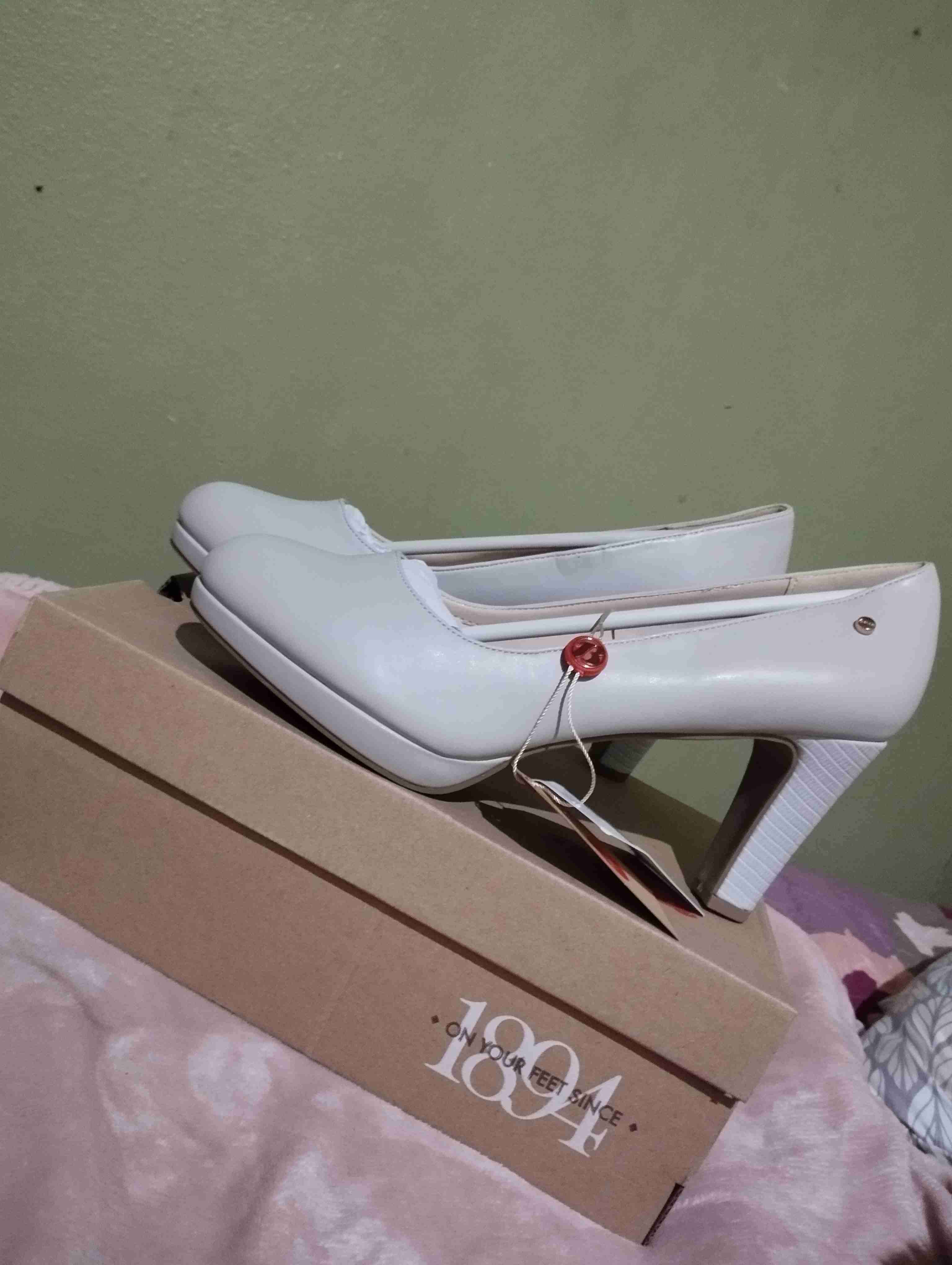 Zapatos de tacón blancos nuevos