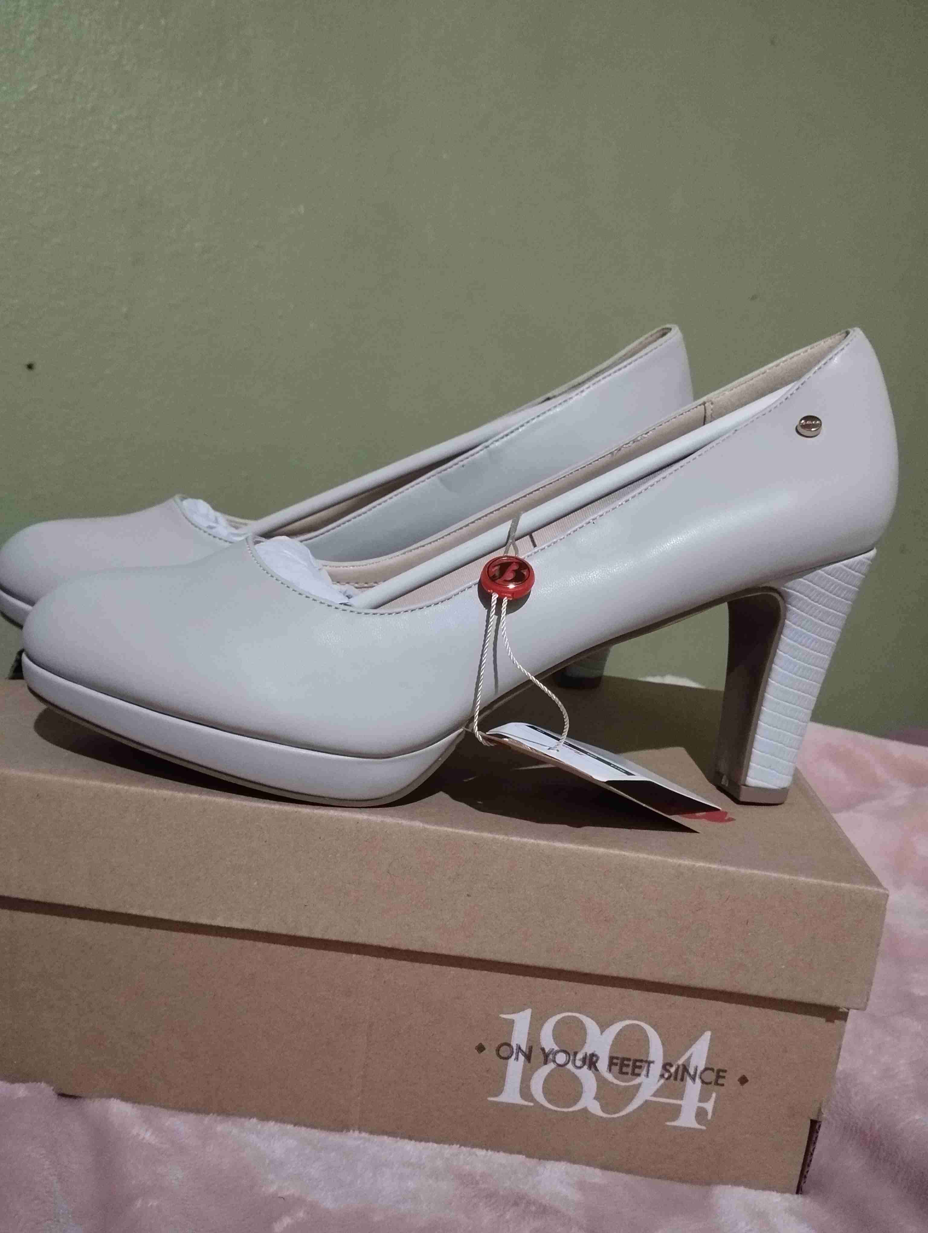 Zapatos de tacón blancos nuevos