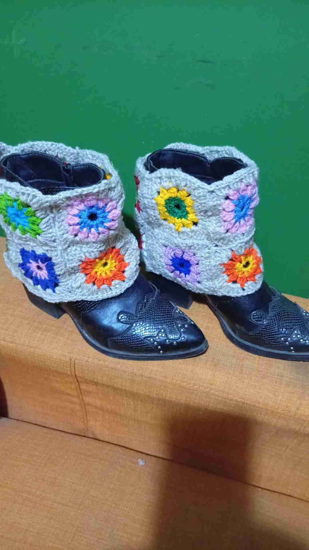 Botas negras con apliques tejidos