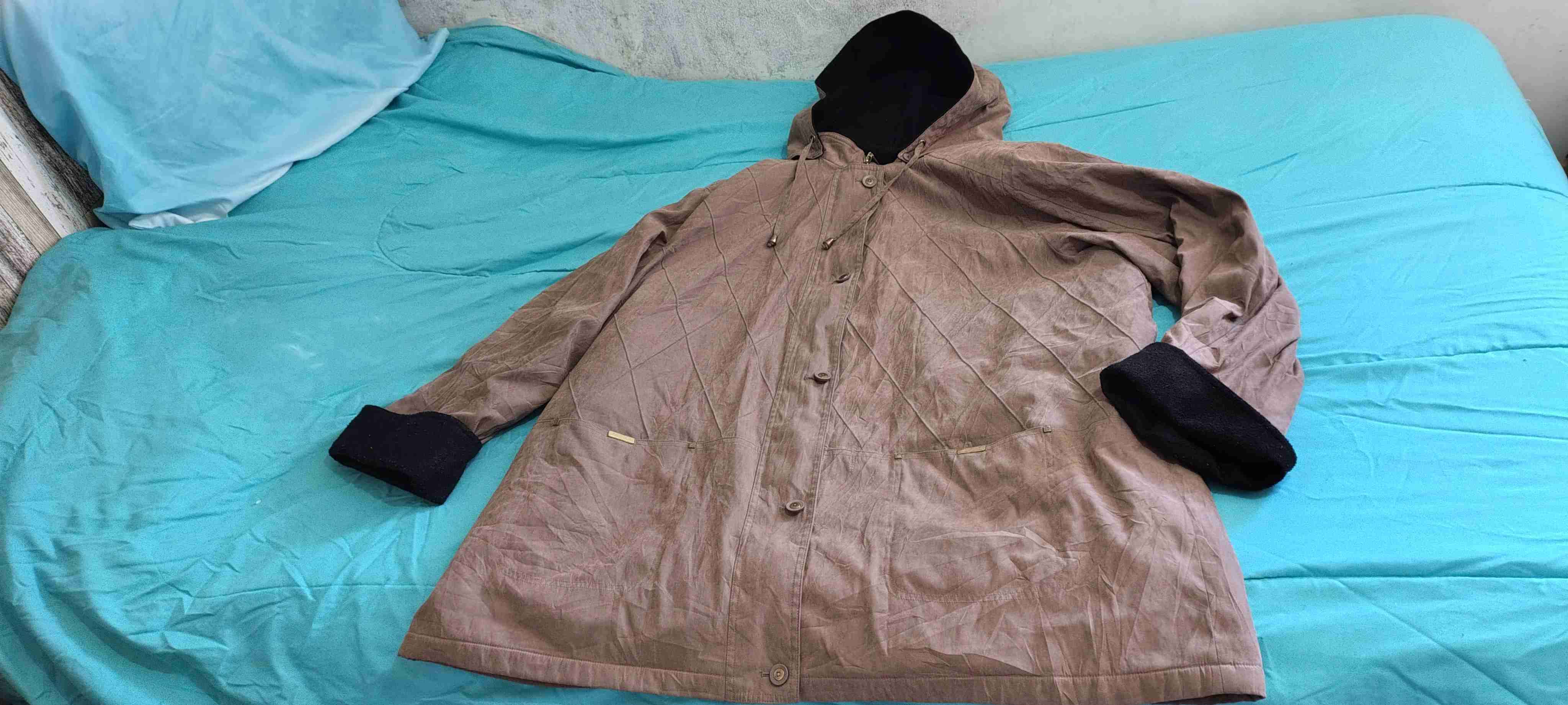 Abrigo marrón con capucha - miniatura 1