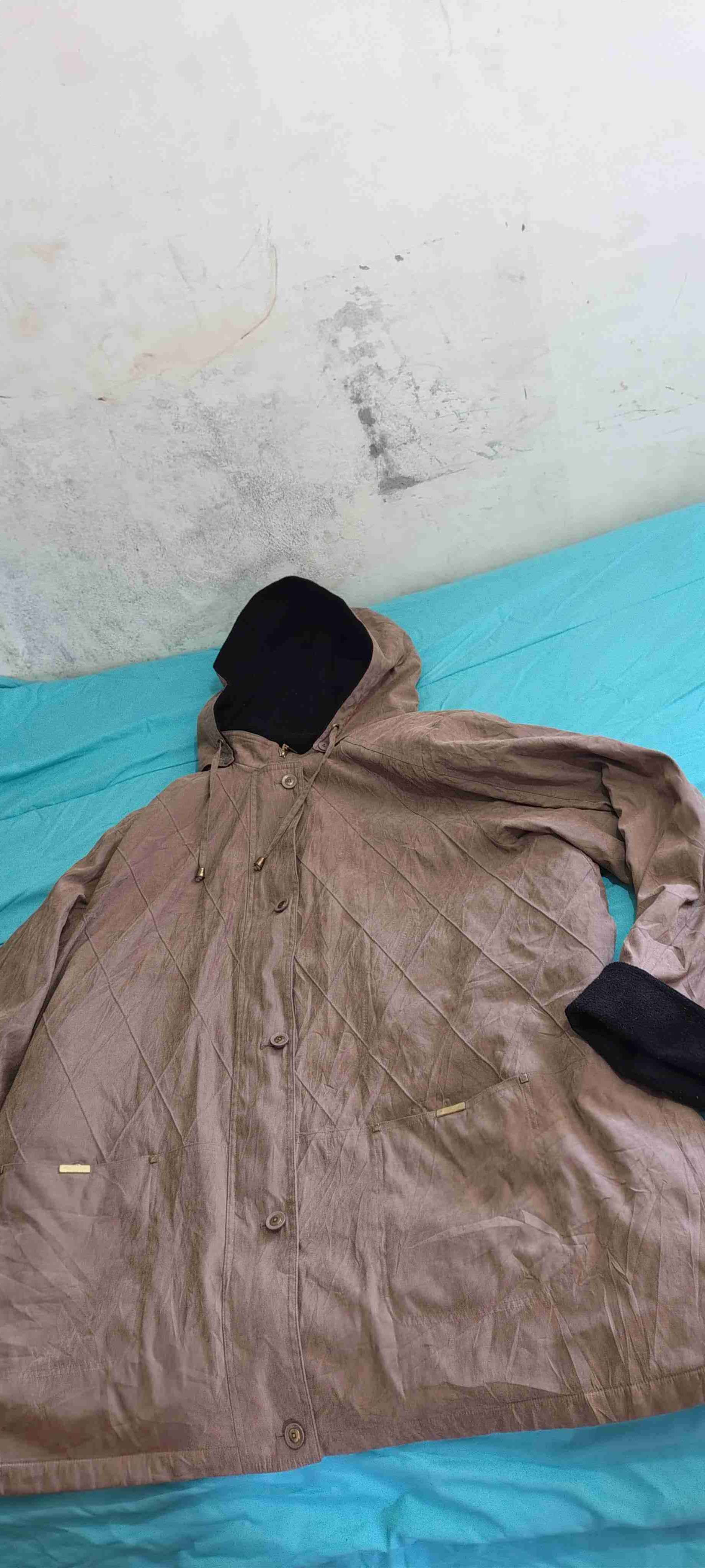 Abrigo marrón con capucha - miniatura 2