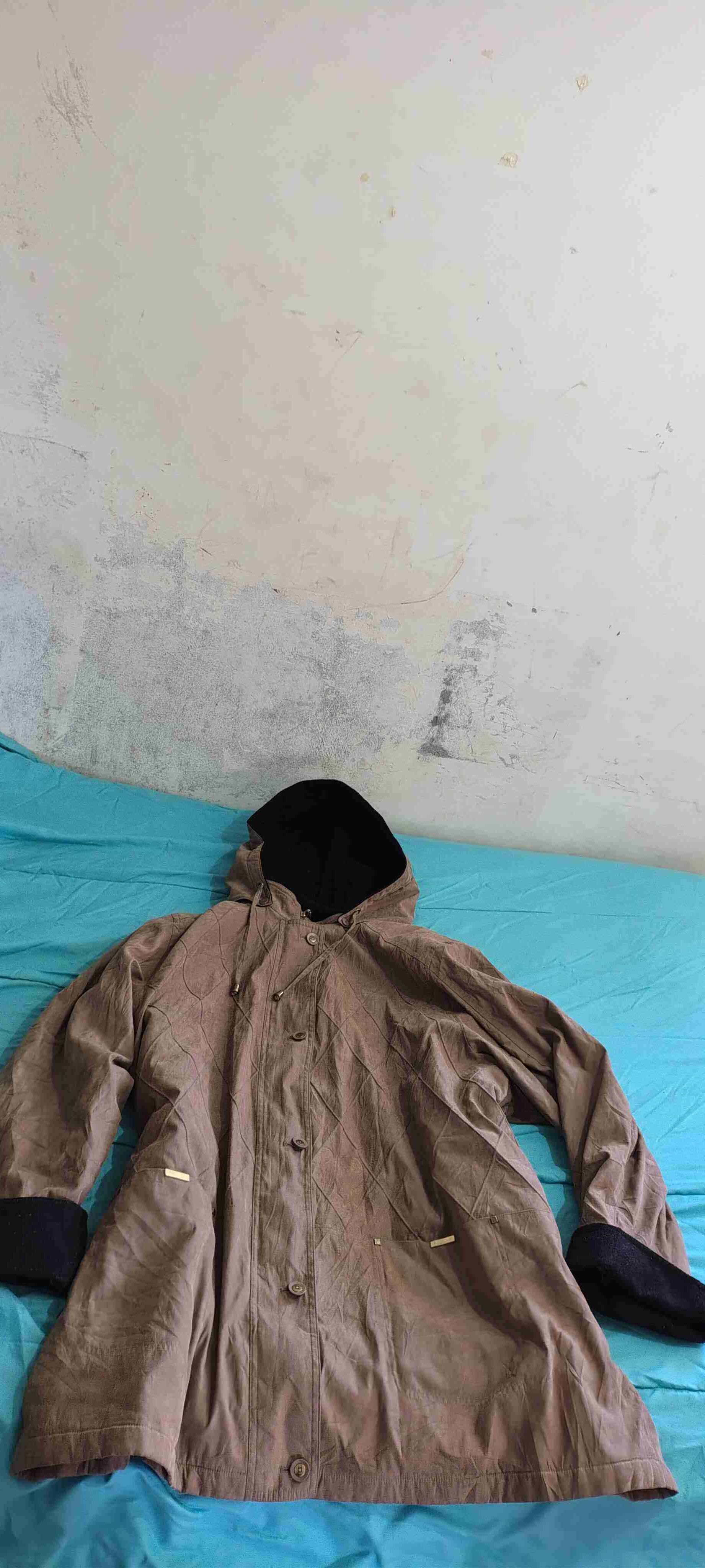 Abrigo marrón con capucha - miniatura 3