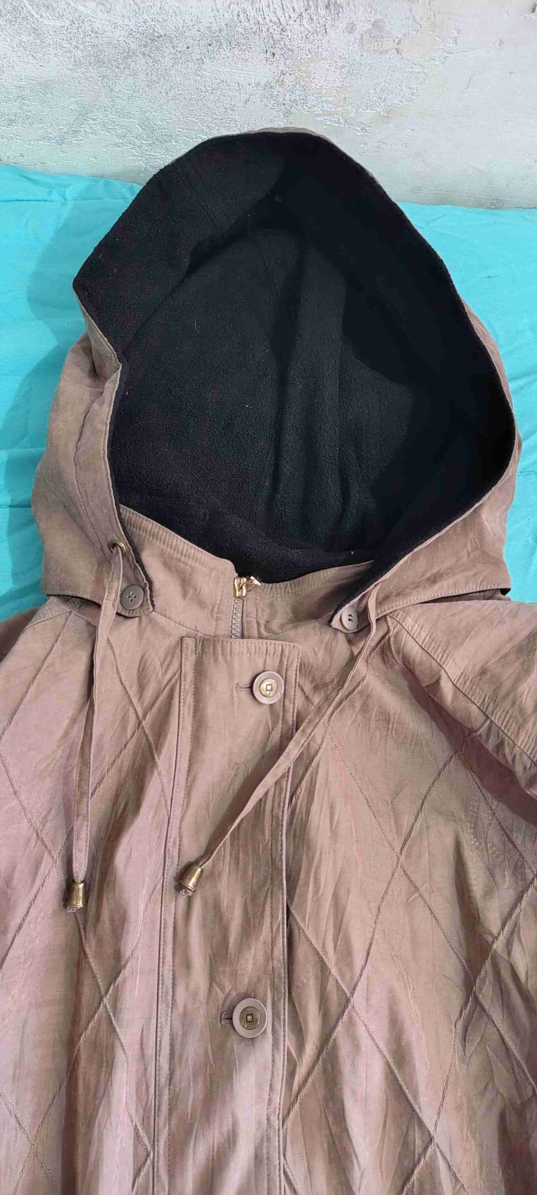 Abrigo marrón con capucha - miniatura 4