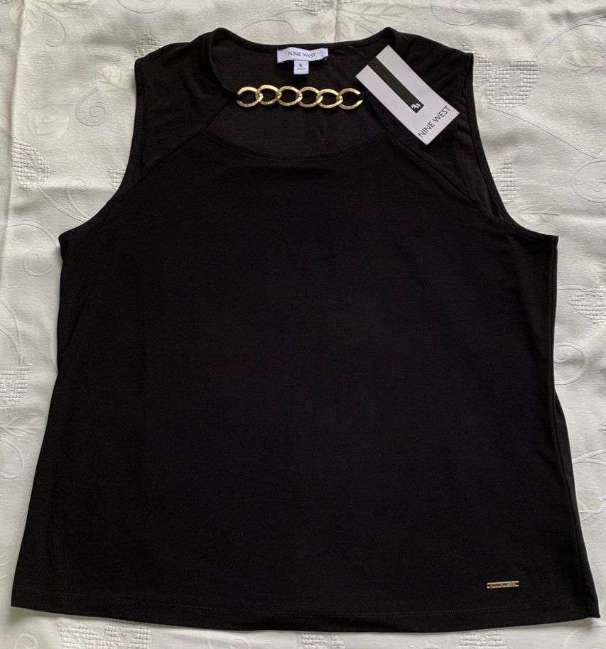 Polera negra con detalle dorado - miniatura 1