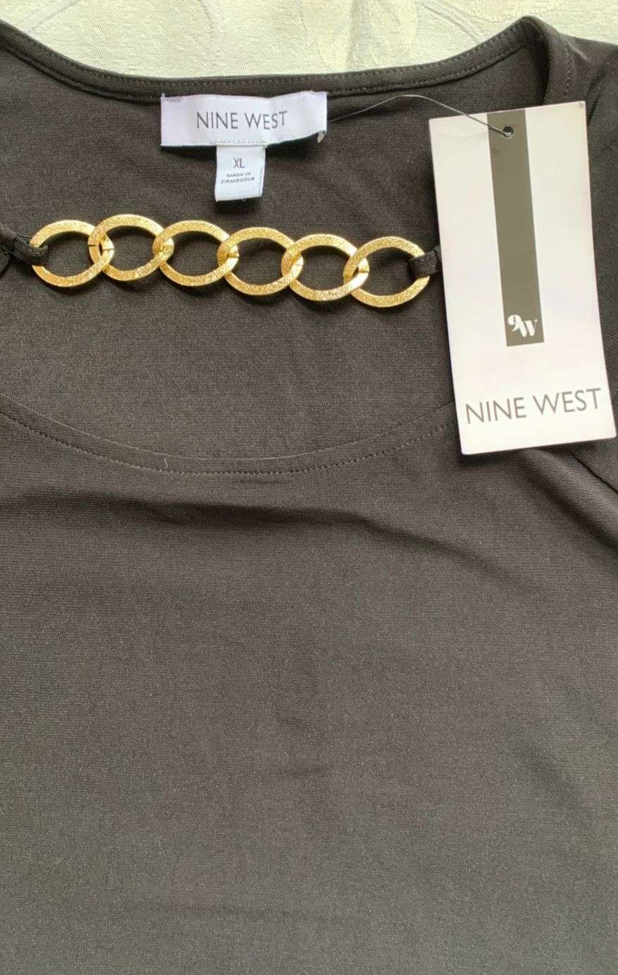 Polera negra con detalle dorado - miniatura 2