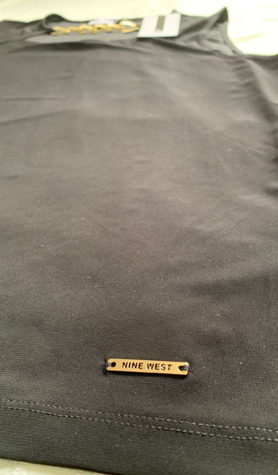 Polera negra con detalle dorado - miniatura 3