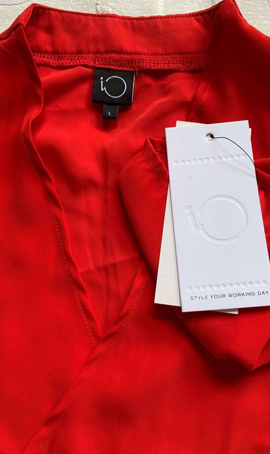 Blusa roja con etiqueta - miniatura 1