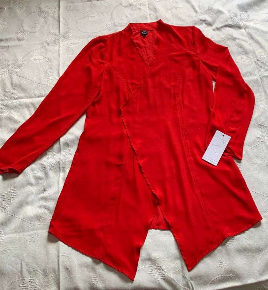 Blusa roja con etiqueta - miniatura 2