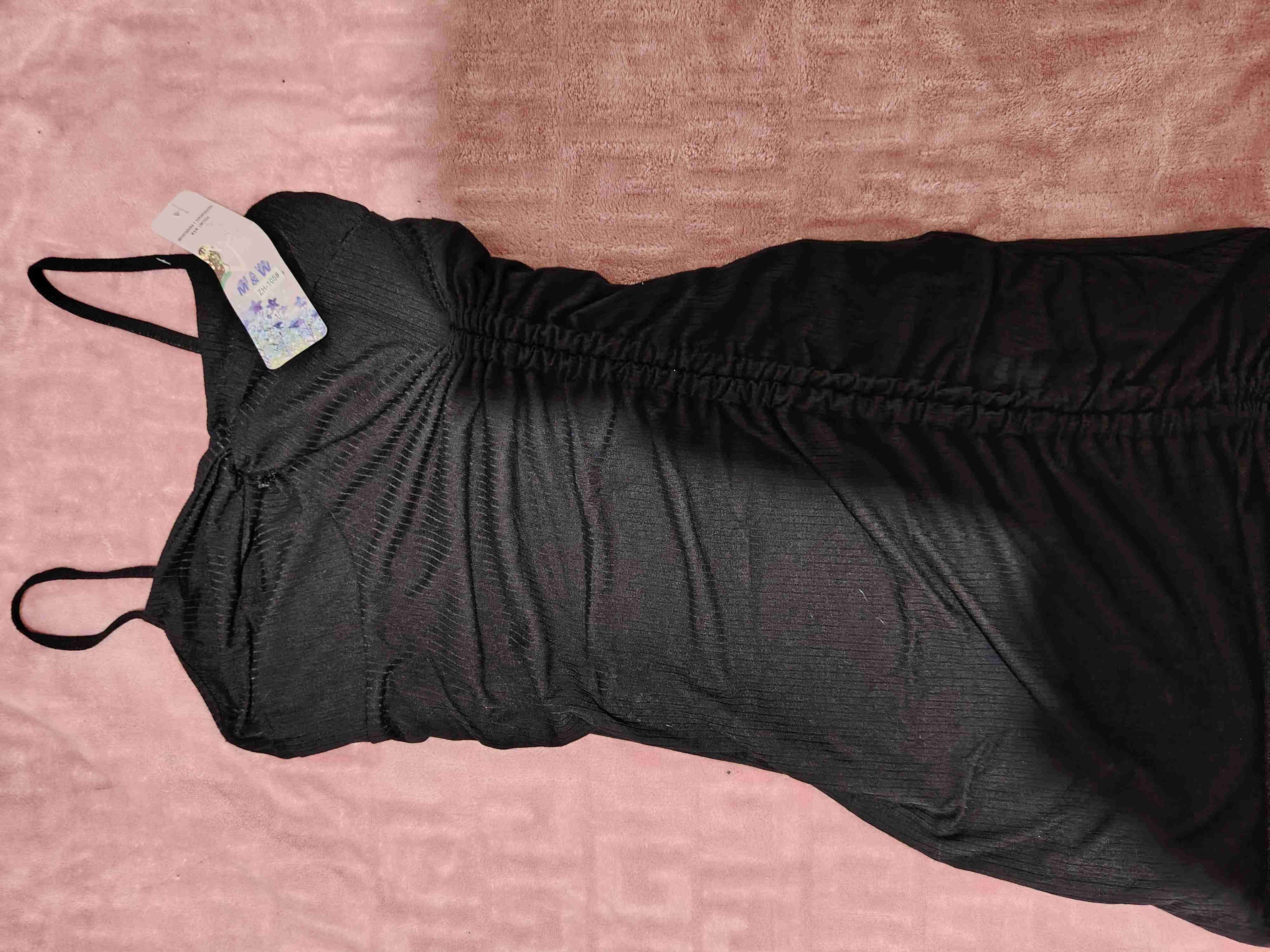 Vestido negro elegante con tirantes