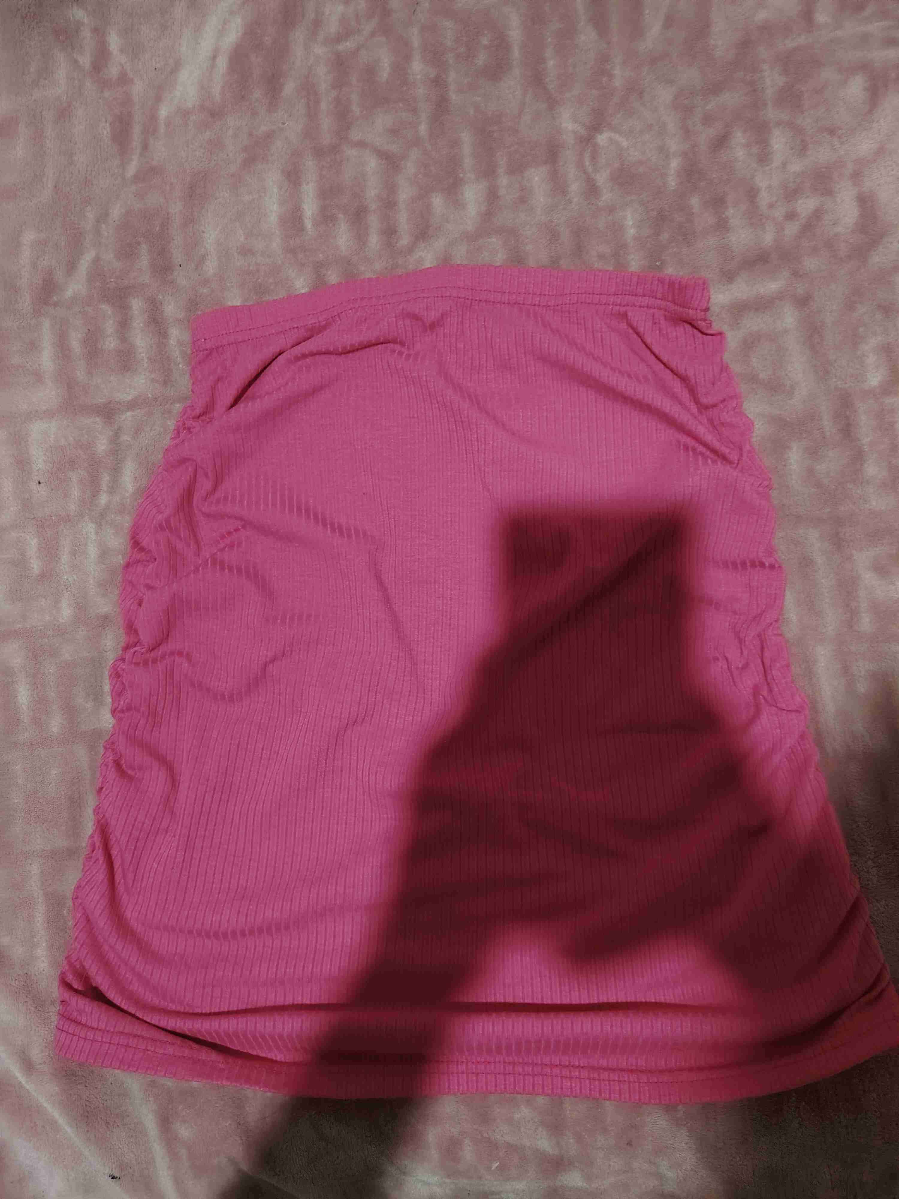 Falda corta rosada pisada y polera negra - miniatura 1