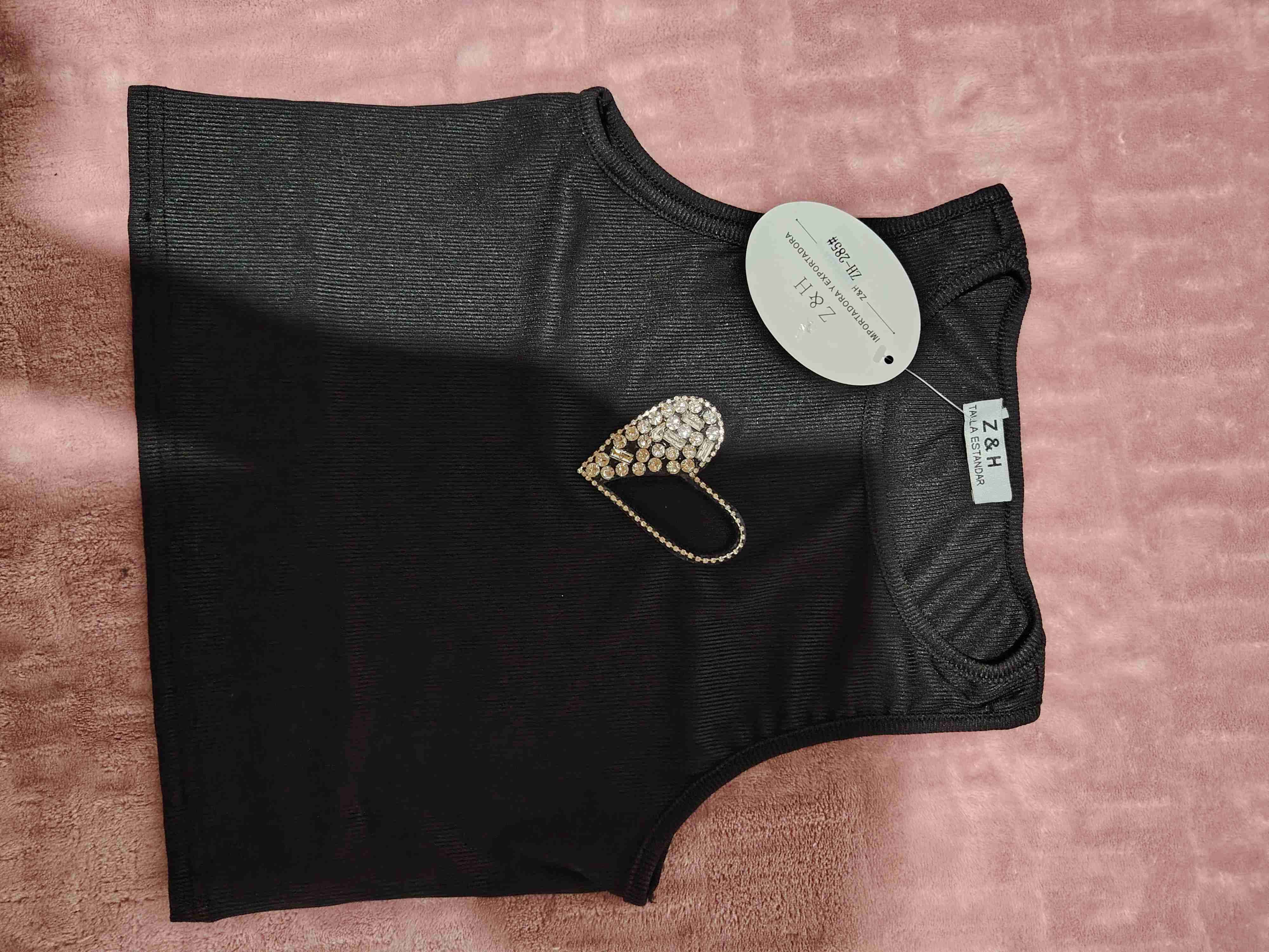 Falda corta rosada pisada y polera negra - miniatura 2