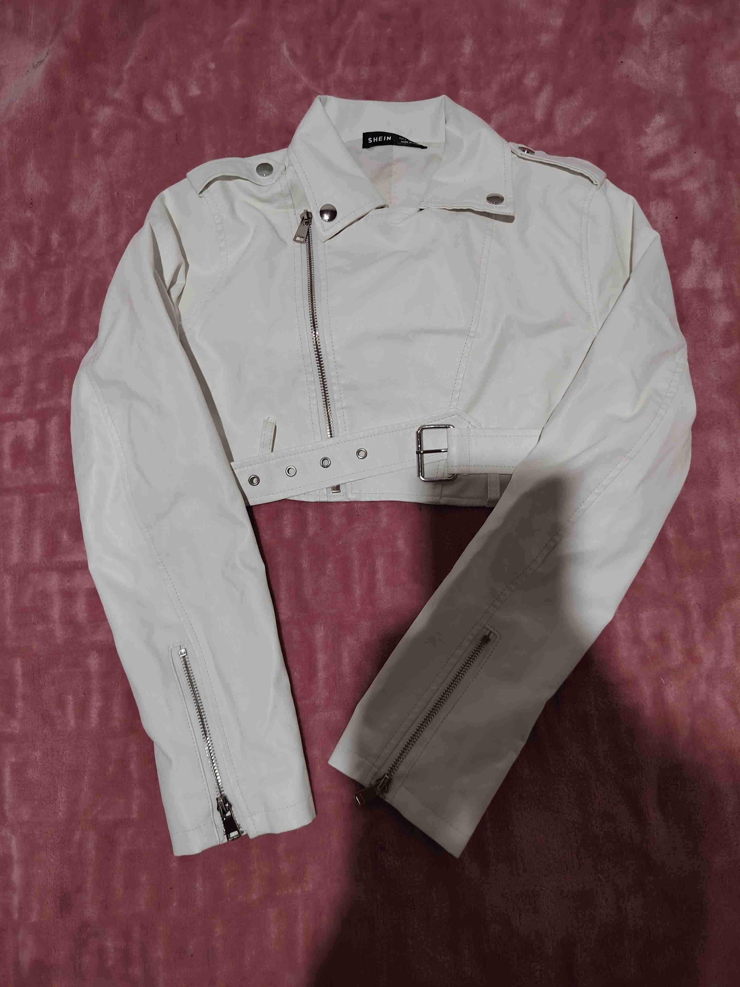 Chaqueta corta blanca estilo moto