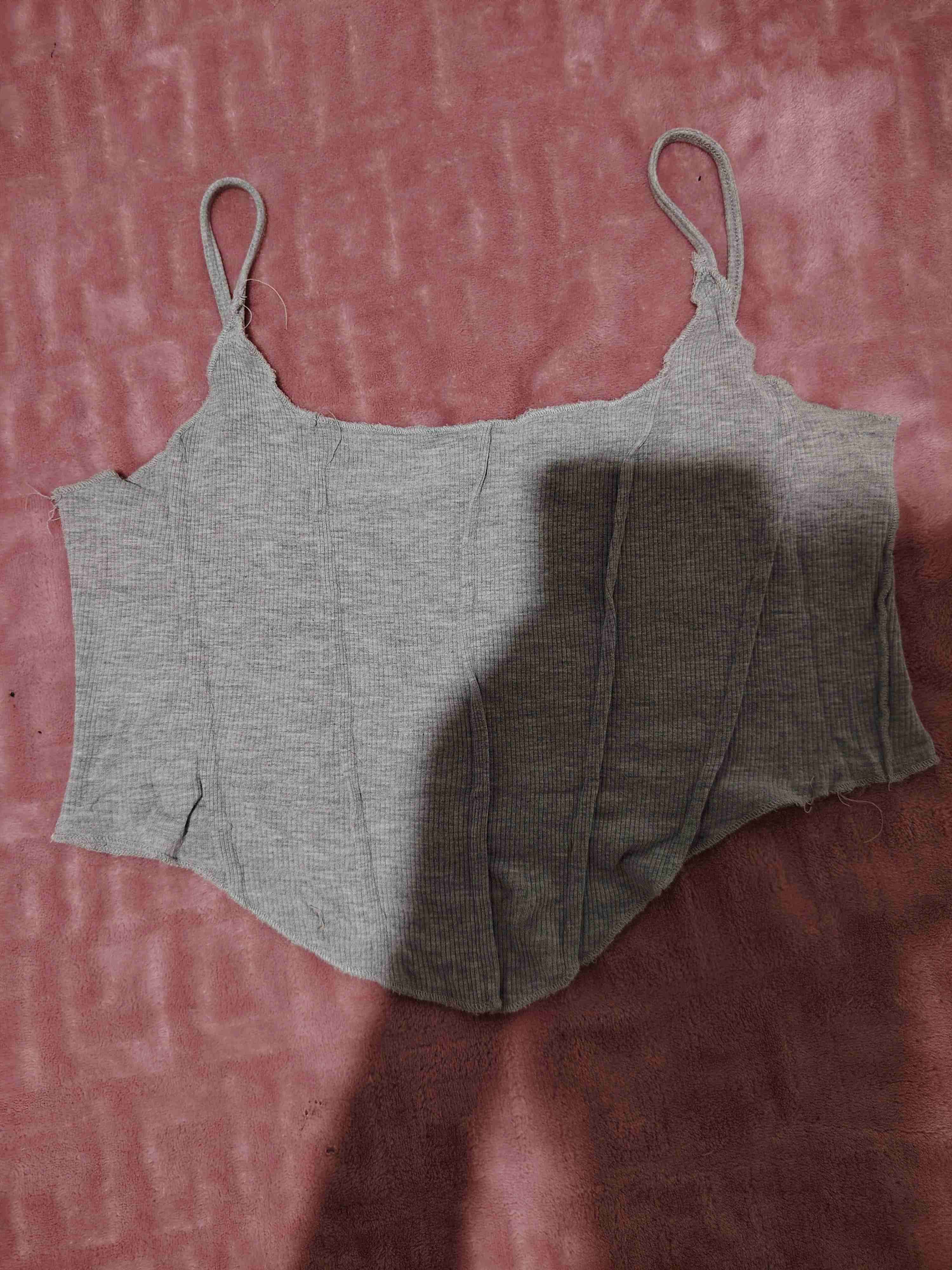 Top gris sin mangas y polera blanca - miniatura 1