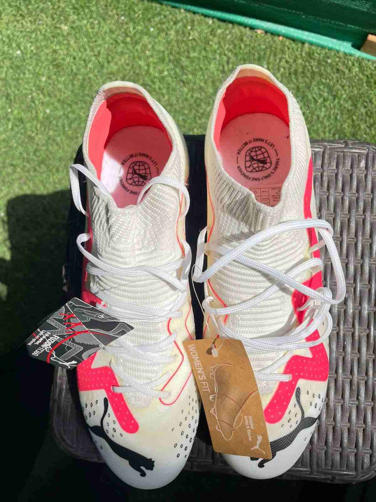 Botines de fútbol blancos y rosas - miniatura 1