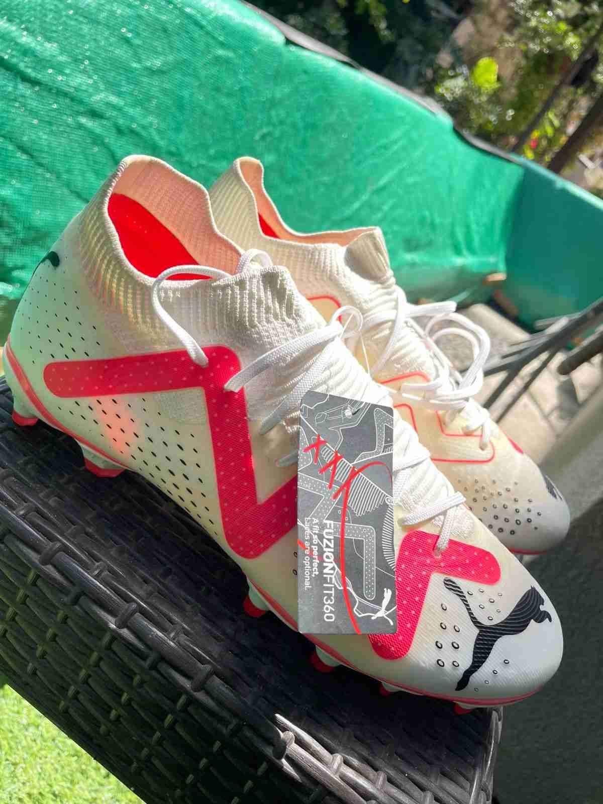 Botines de fútbol blancos y rosas - miniatura 2