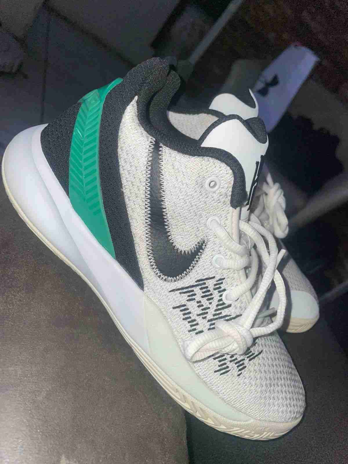 Zapatillas deportivas blancas y negras - miniatura 1