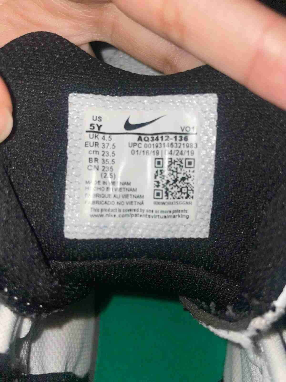 Zapatillas deportivas blancas y negras - miniatura 2