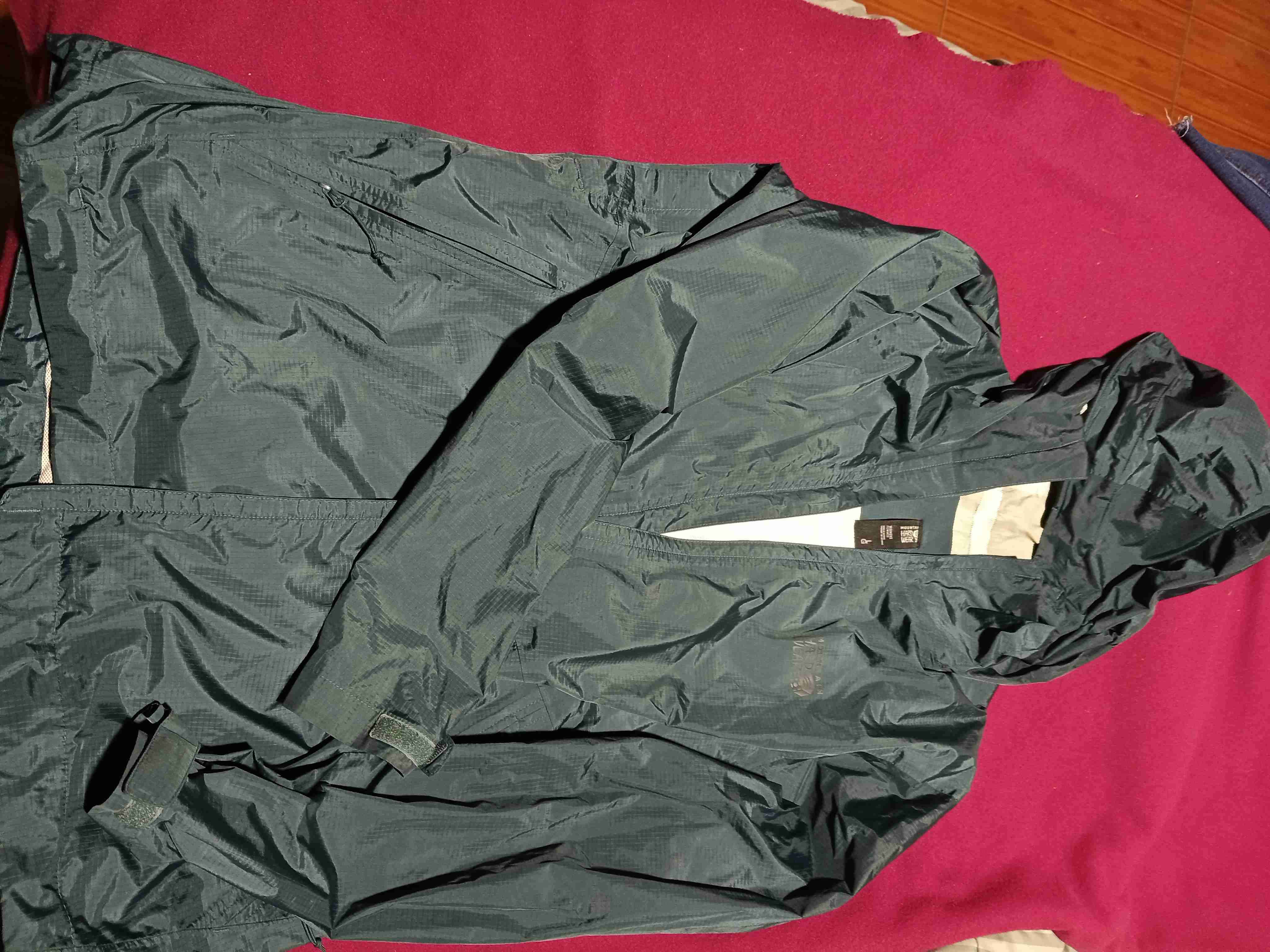 Chaqueta impermeable verde con capucha