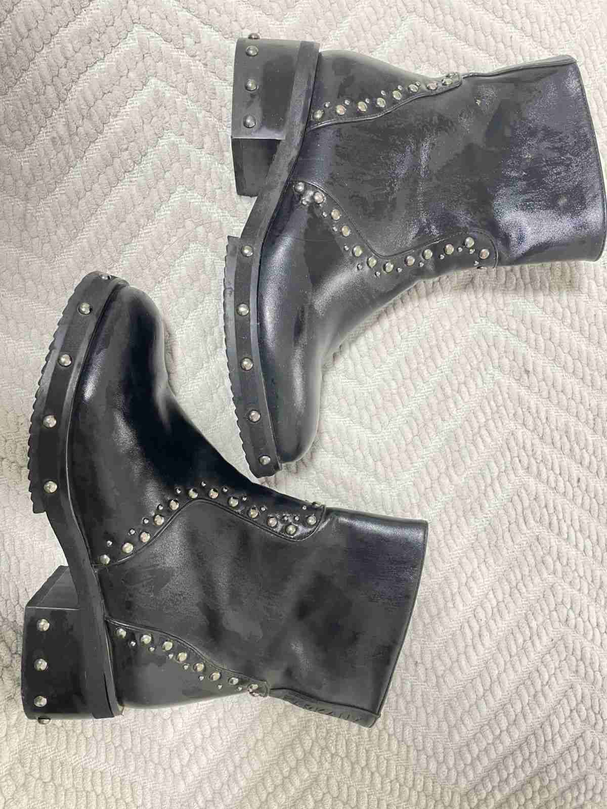 Botines negros con tachas