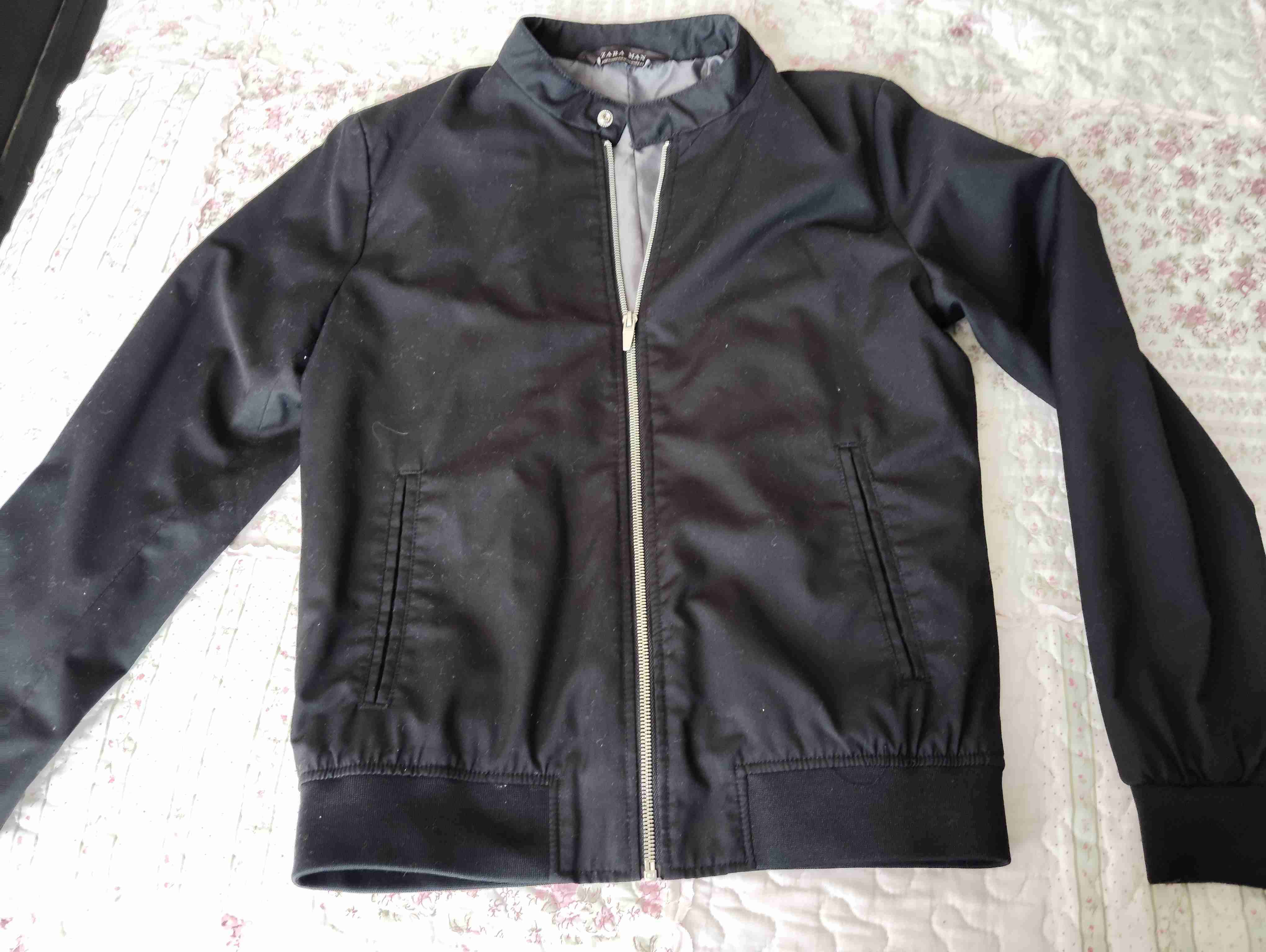 Chaqueta Zara negra con cierre - miniatura 1