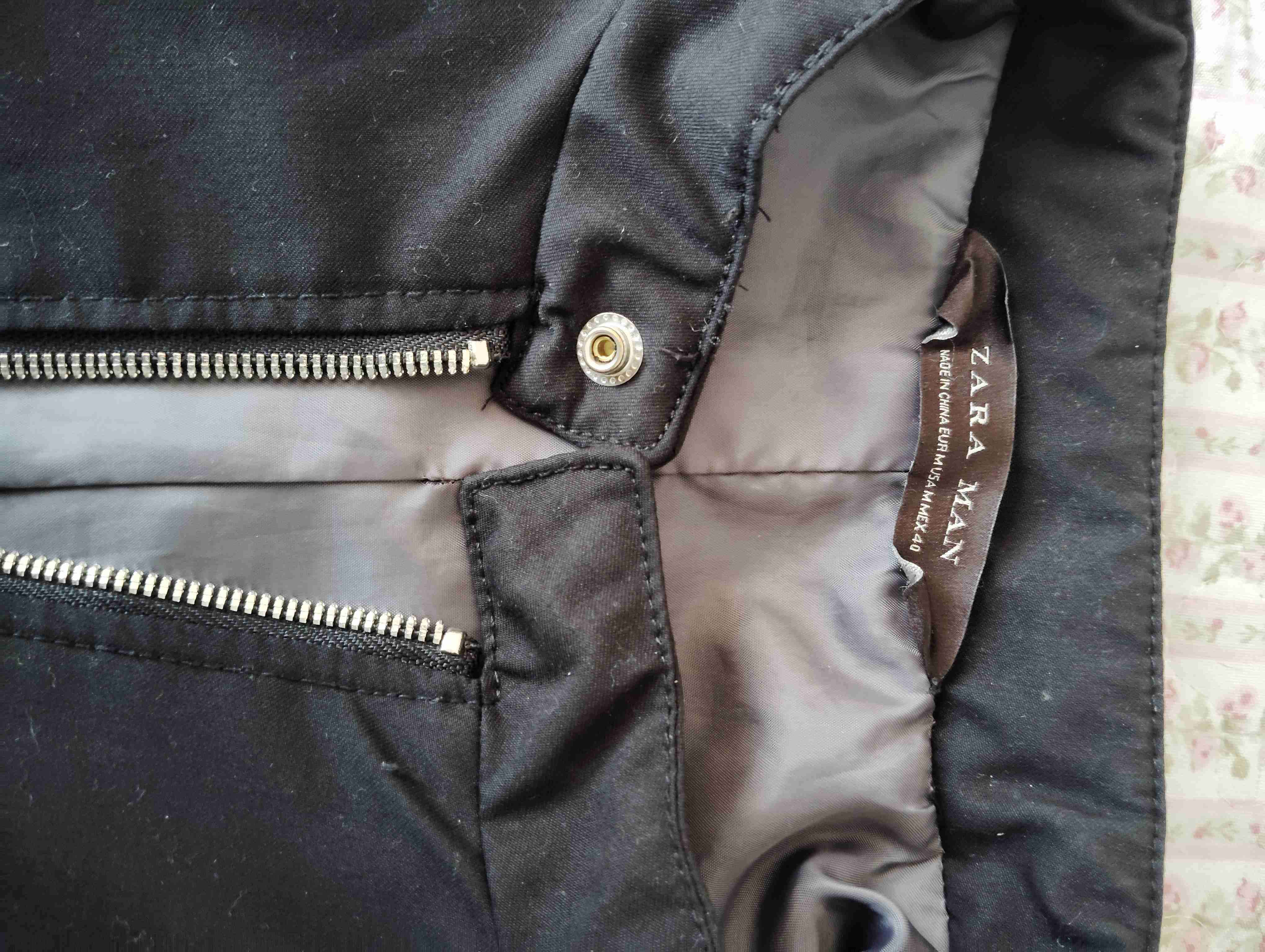 Chaqueta Zara negra con cierre - miniatura 2