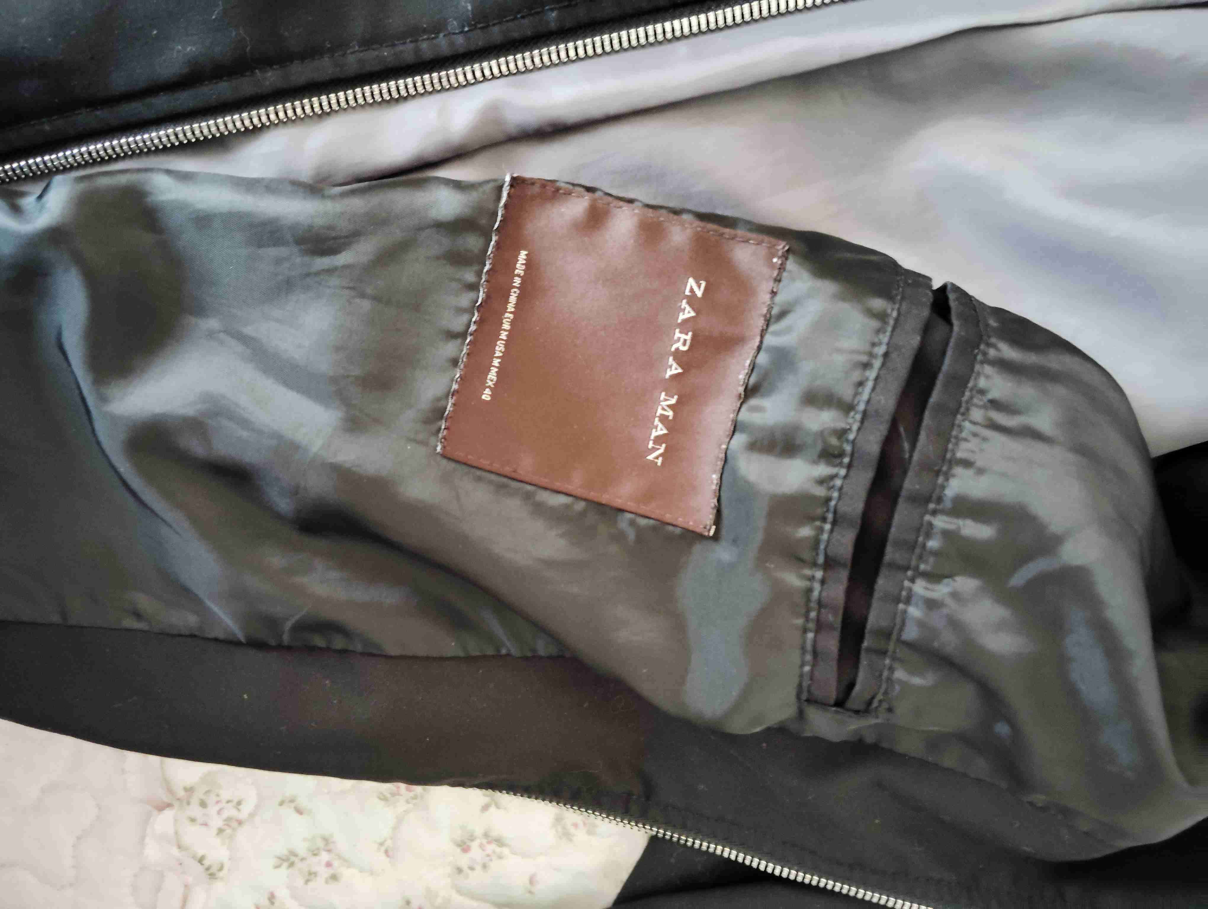 Chaqueta Zara negra con cierre - miniatura 3