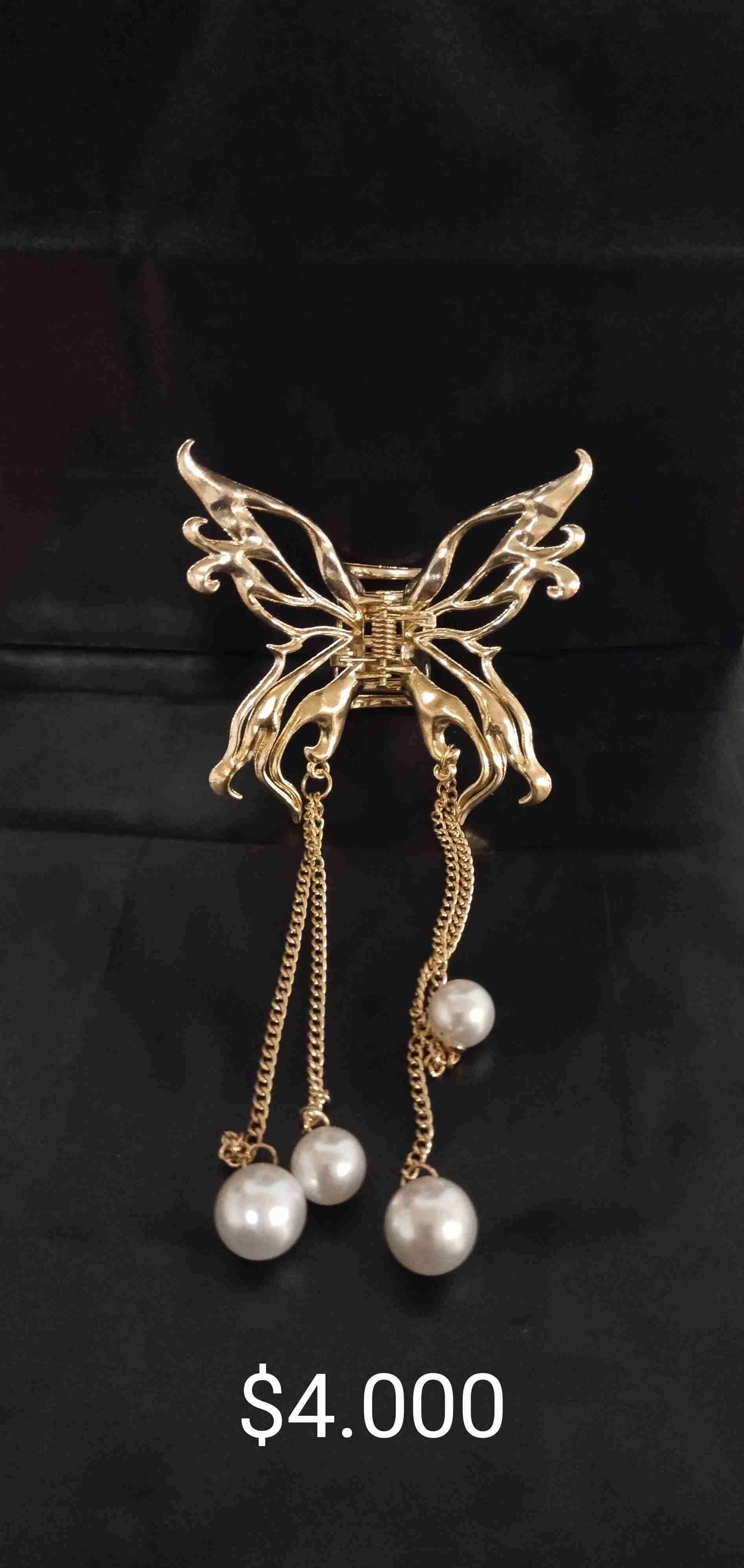 Pinza dorada con perlas colgantes