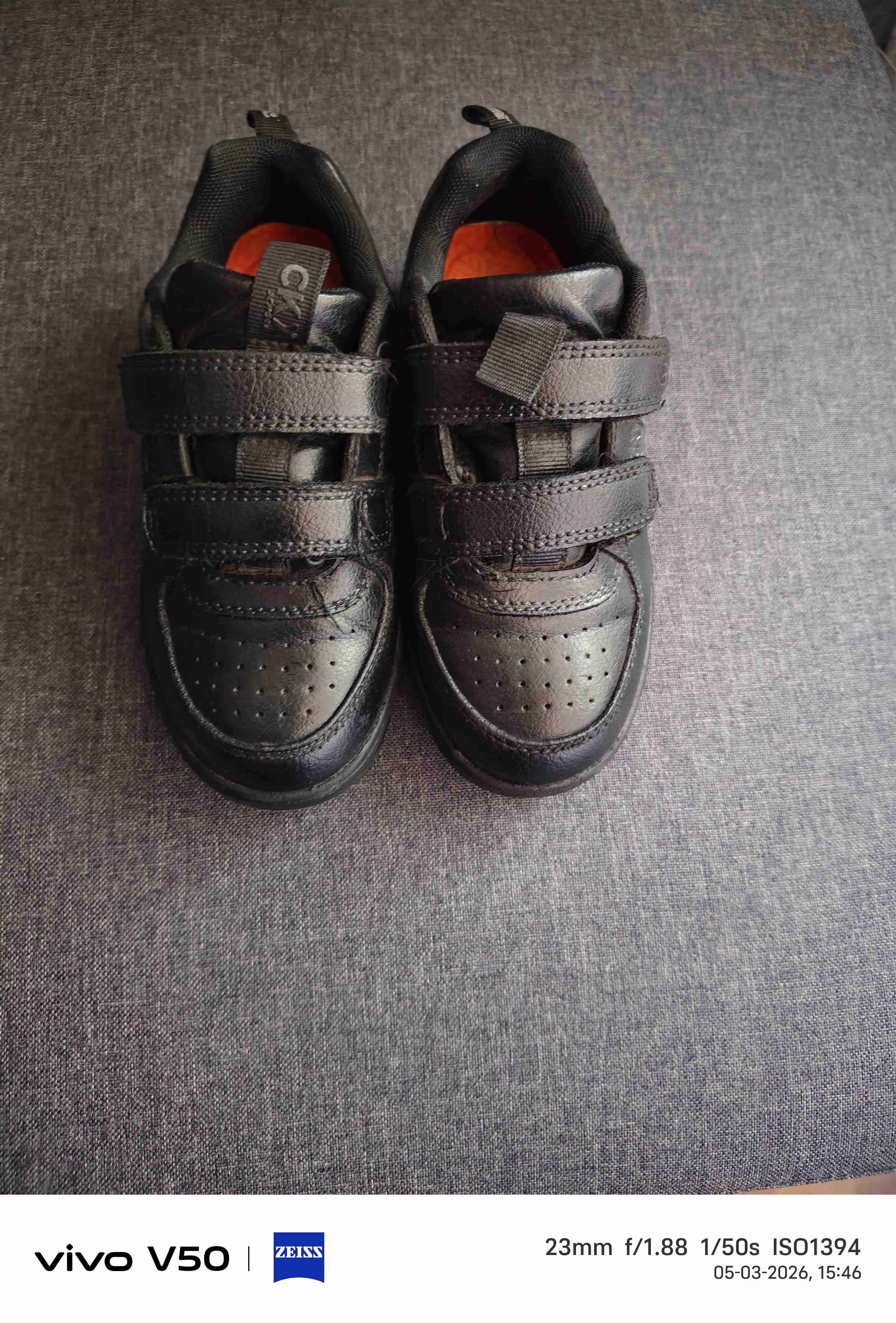 Zapatillas negras con velcro - miniatura 1