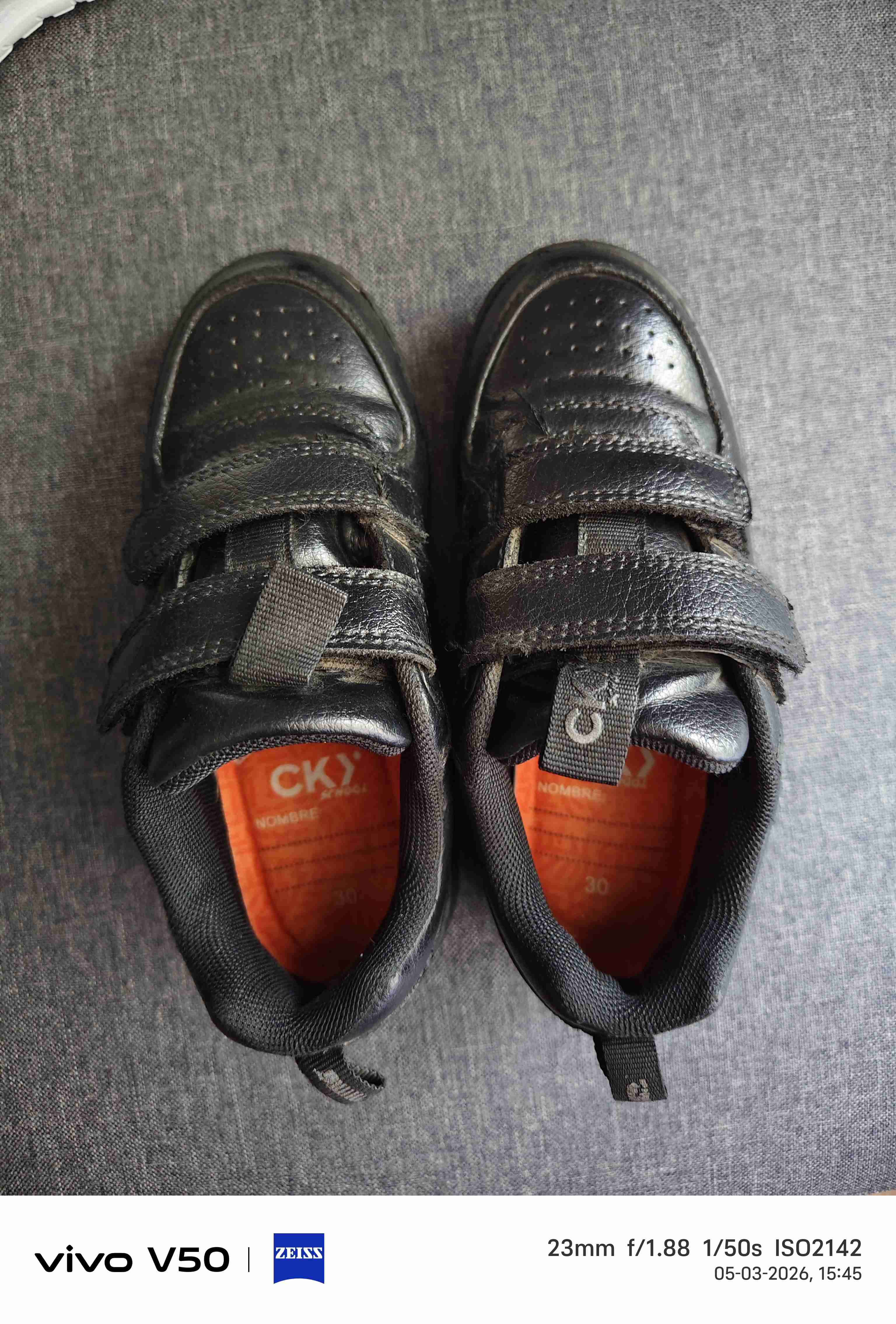 Zapatillas negras con velcro - miniatura 3