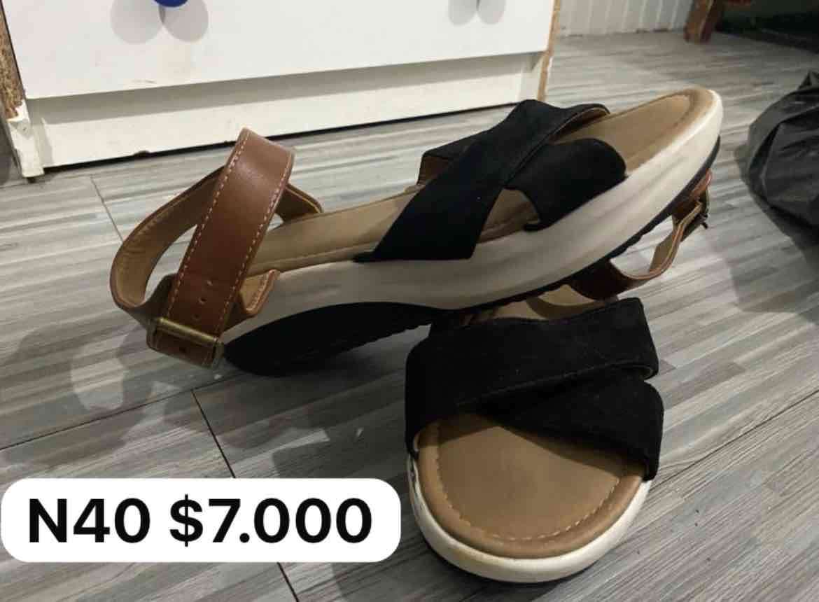 Sandalias negras con correas marrón