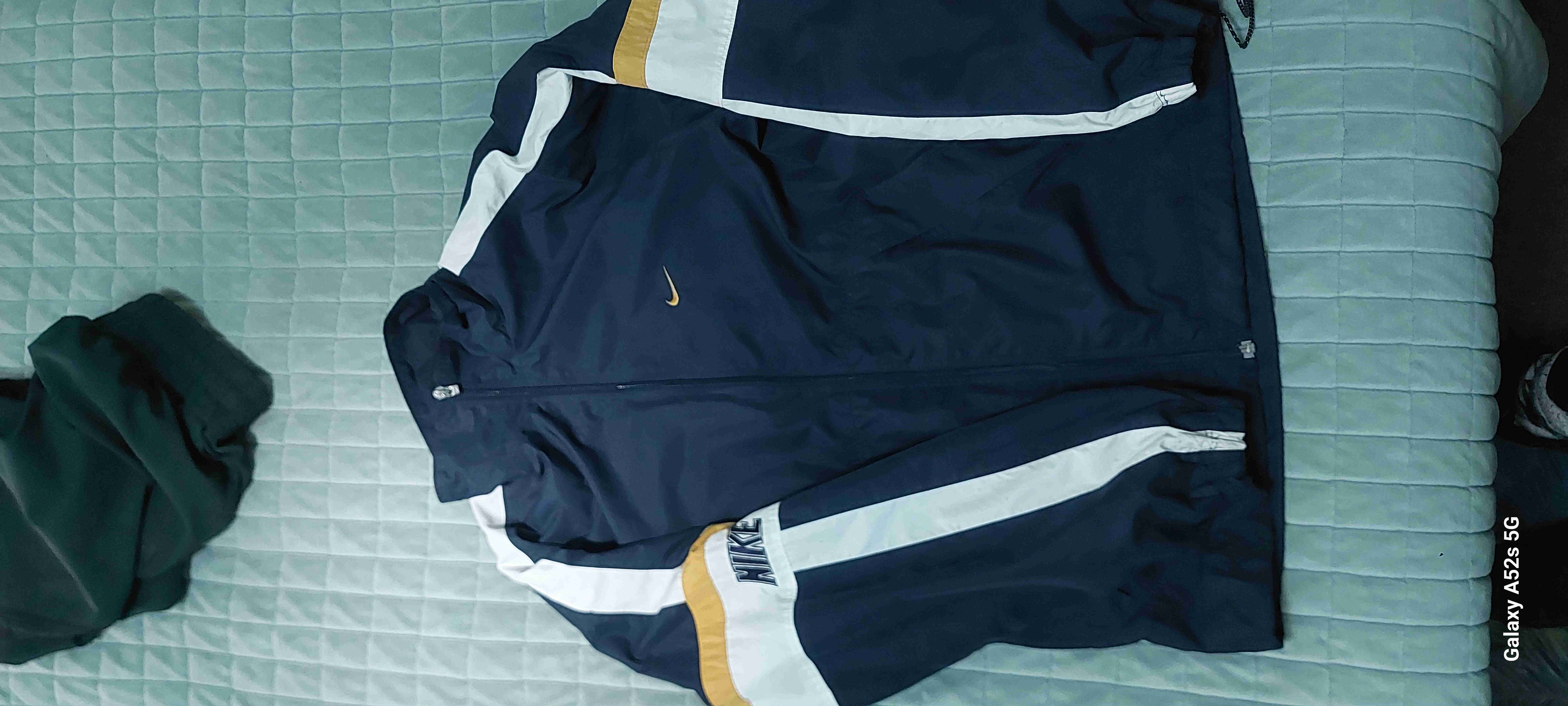 Cortaviento azul Nike con logo