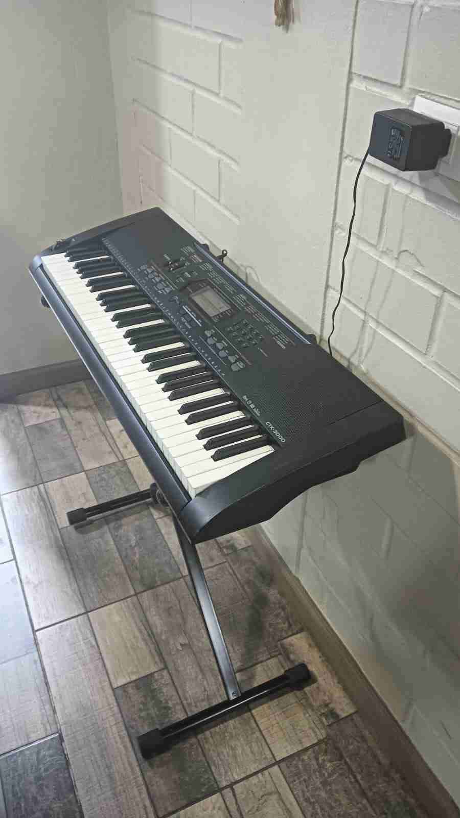 Teclado electrónico CASIO con soporte - miniatura 1