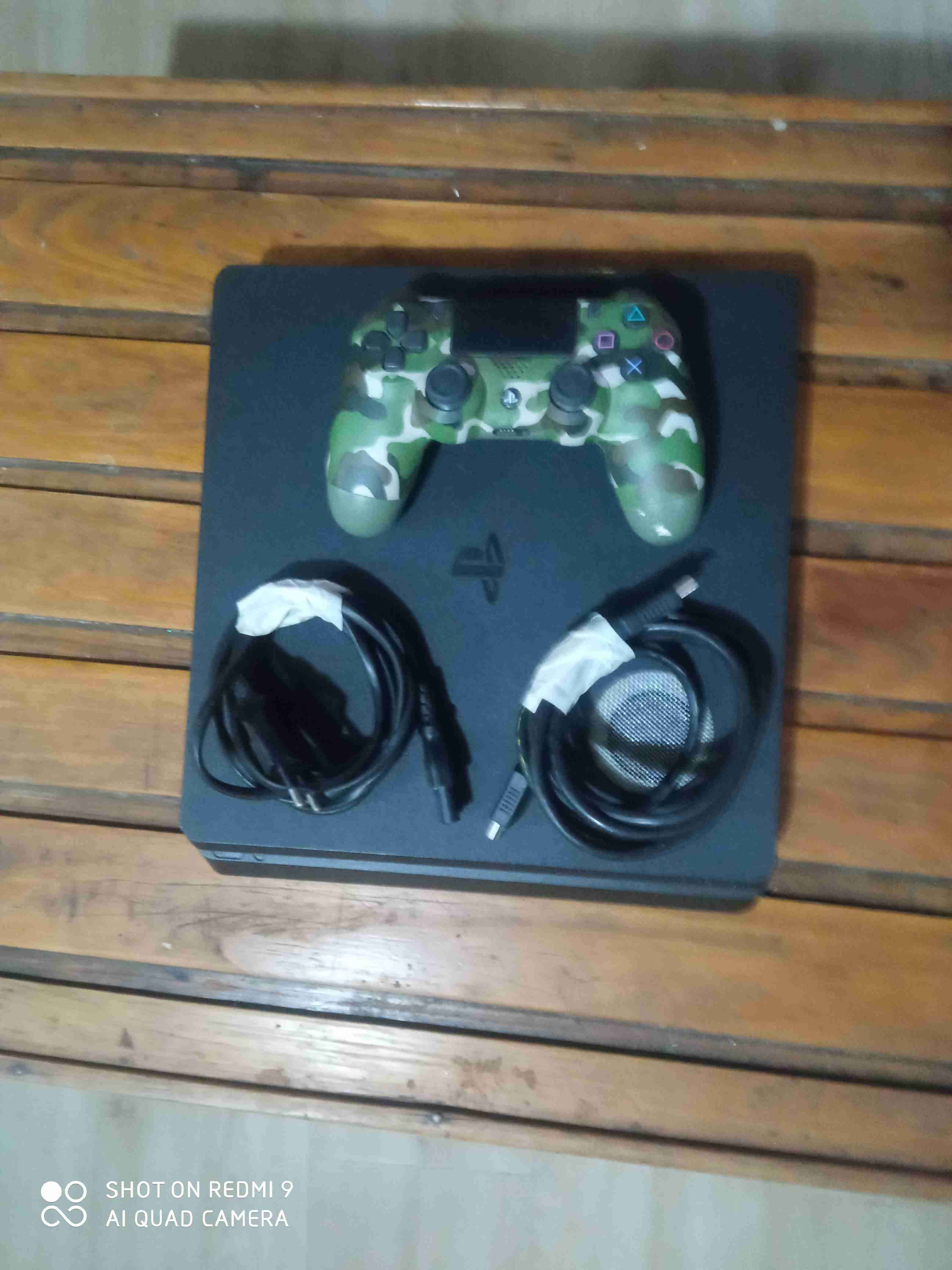 Consola PlayStation con control camuflado - miniatura 1