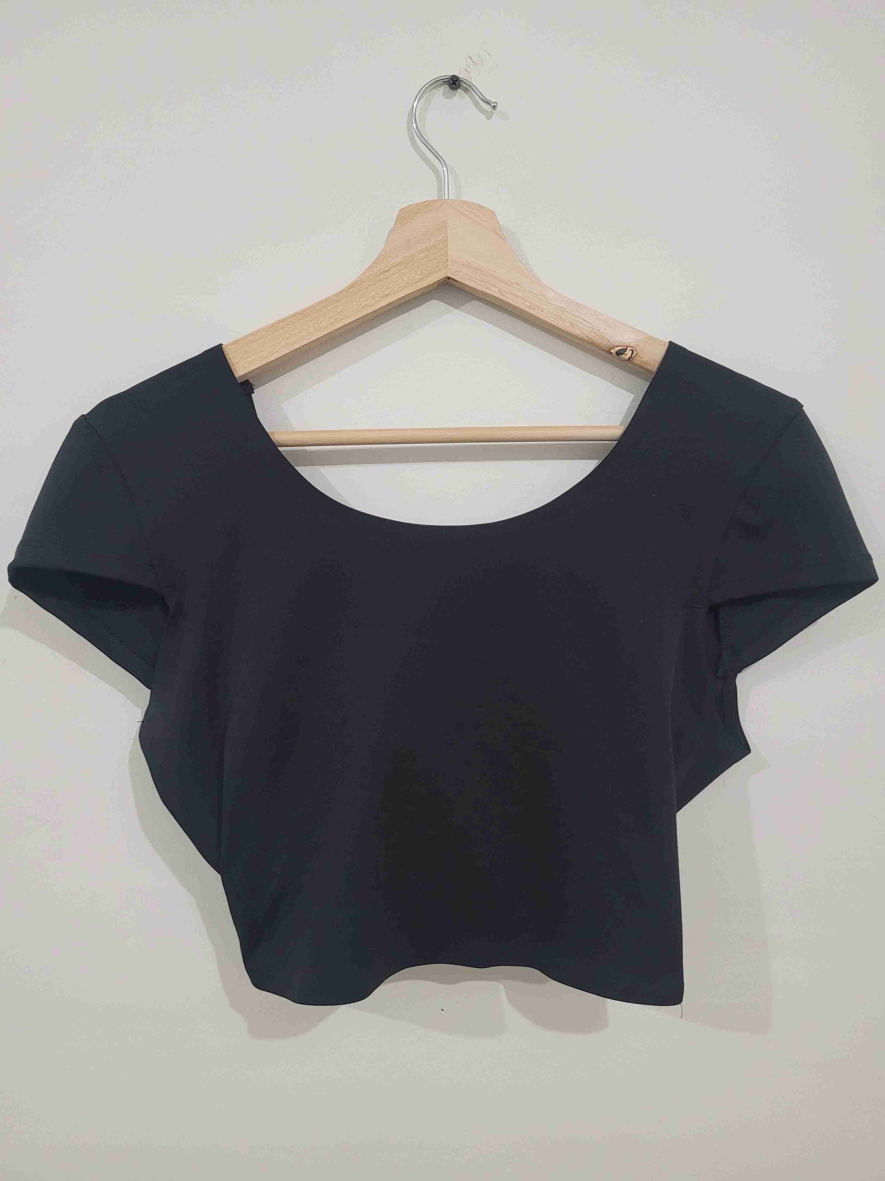 Polera negra estilo crop top - miniatura 1