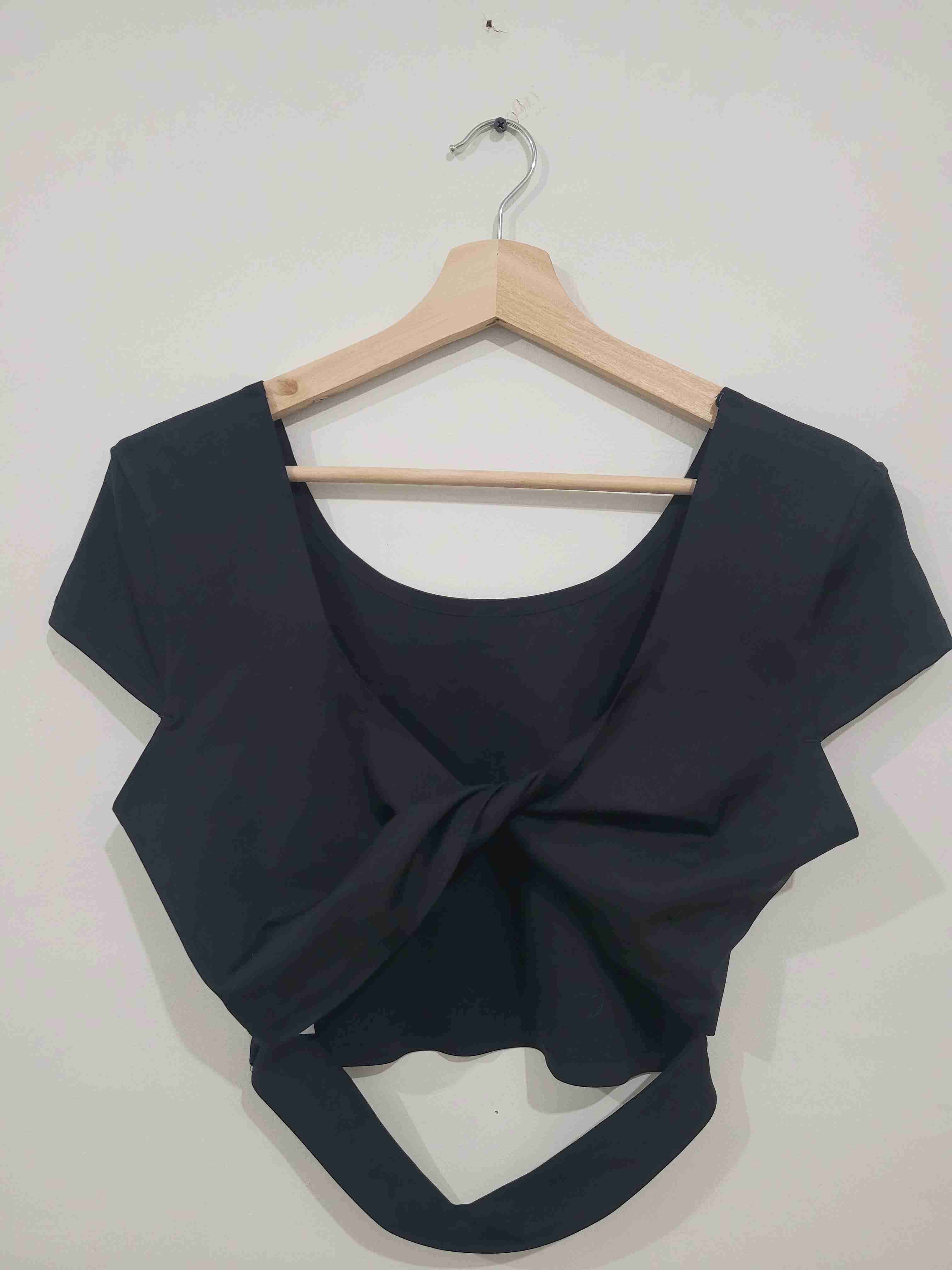 Polera negra estilo crop top - miniatura 2