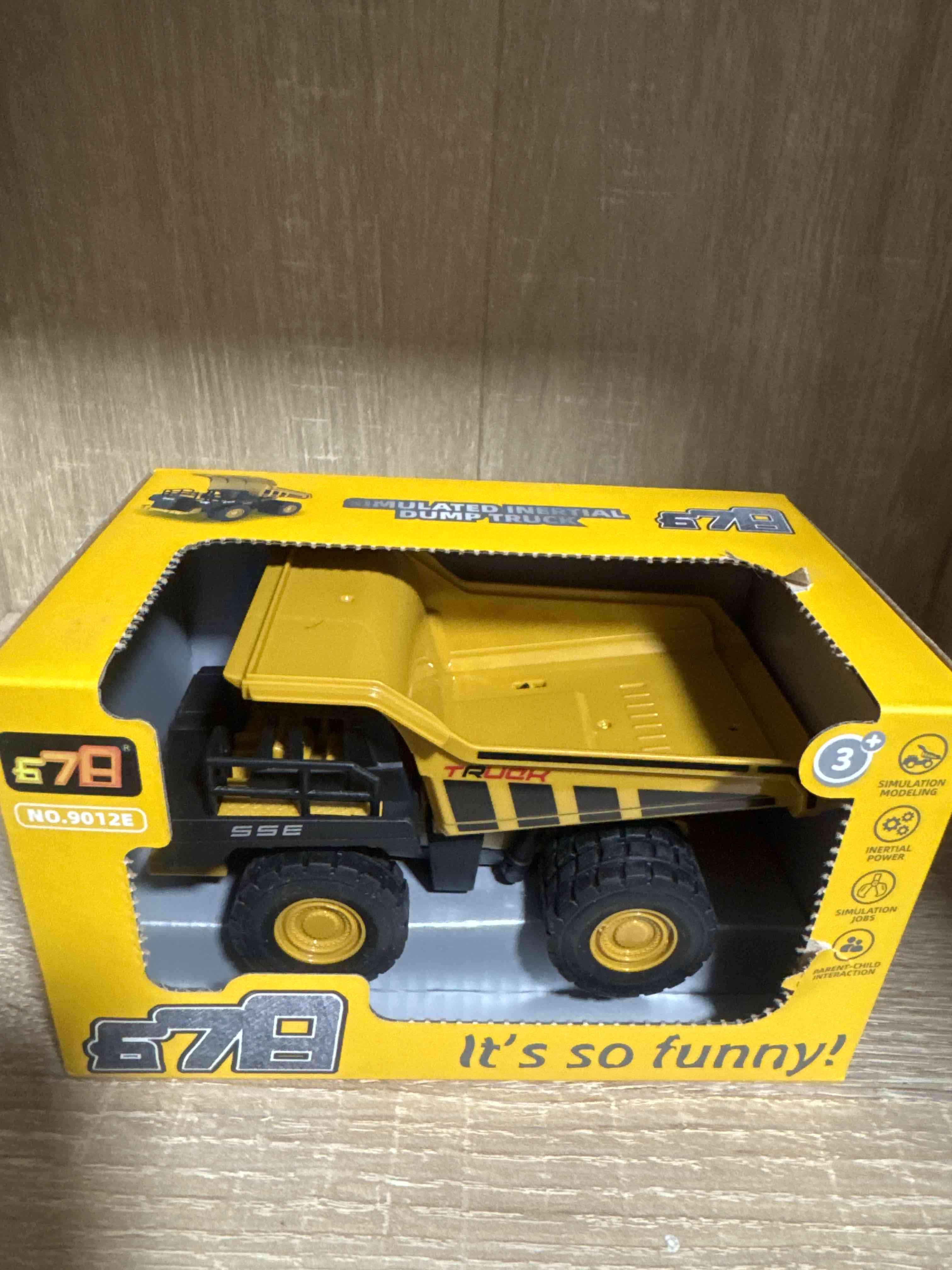 Camión de juguete amarillo