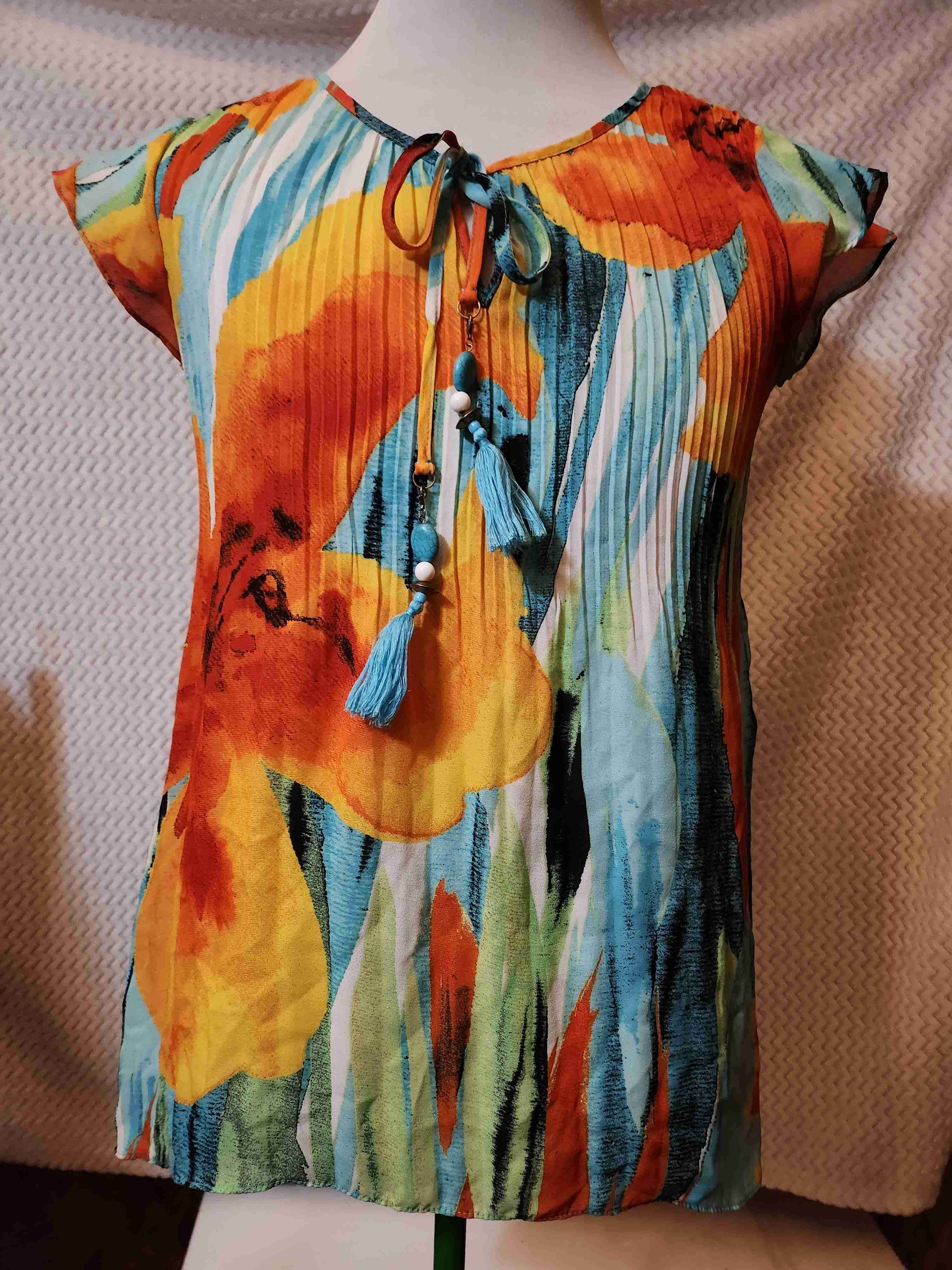 Blusa colorida con estampado floral