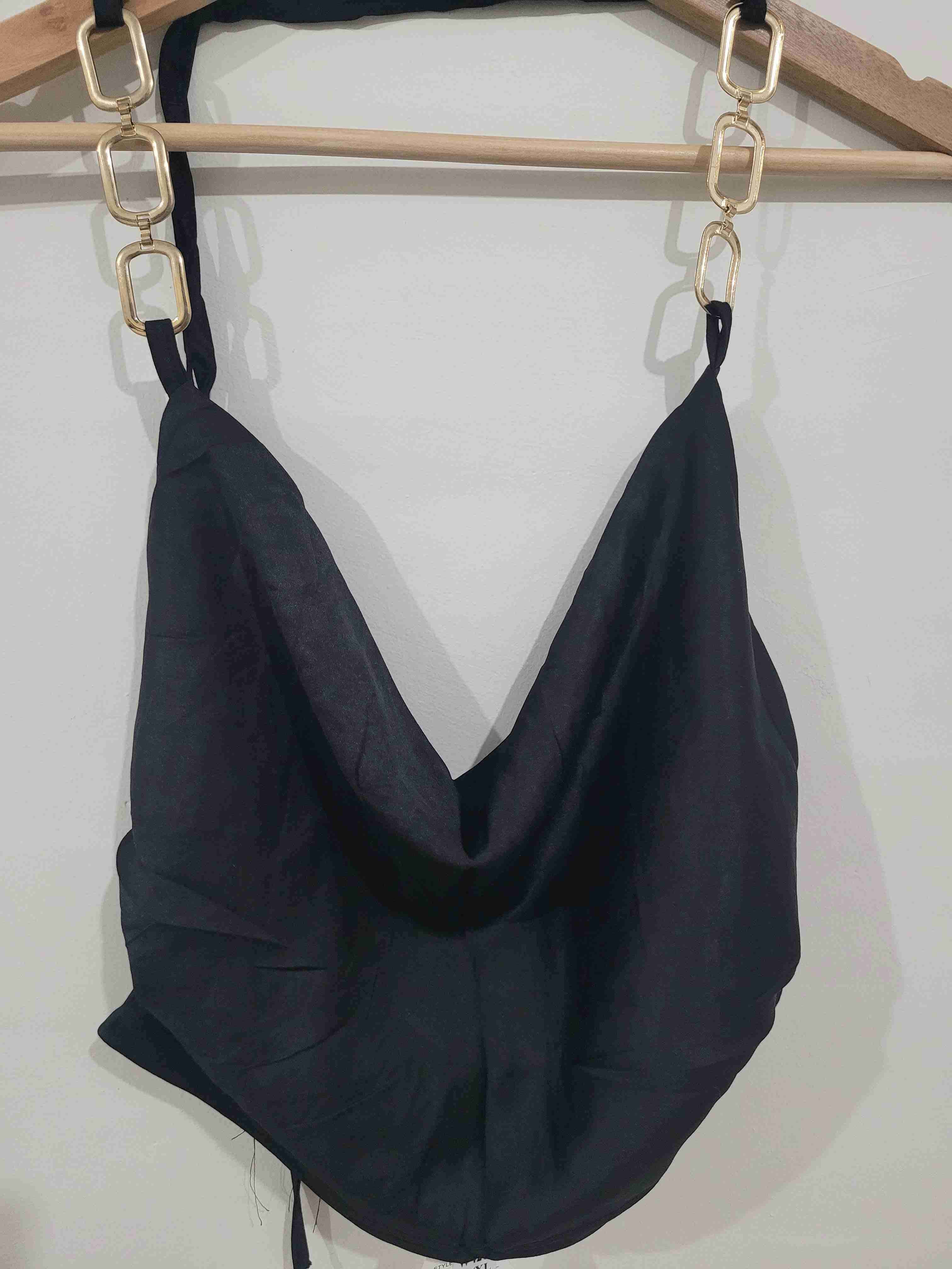 Blusa negra con cadenas doradas - miniatura 1