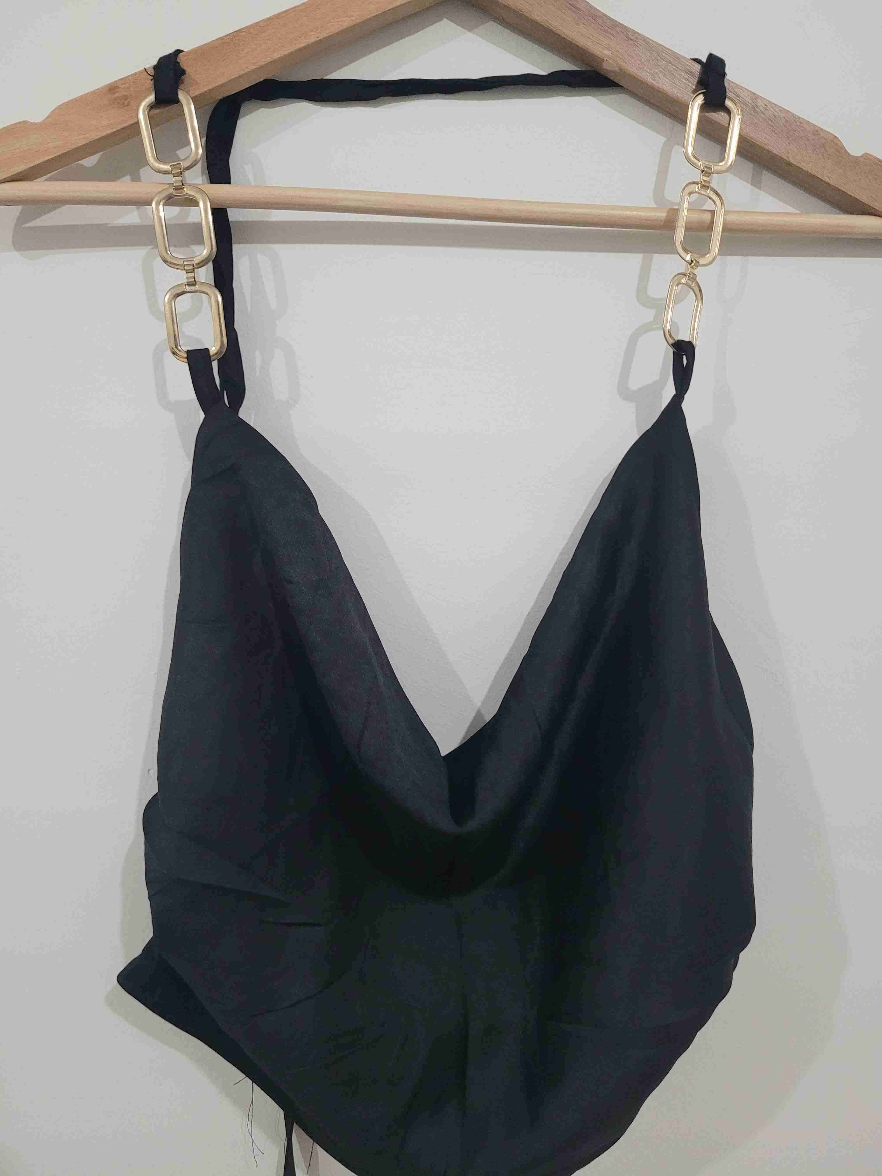 Blusa negra con cadenas doradas - miniatura 2