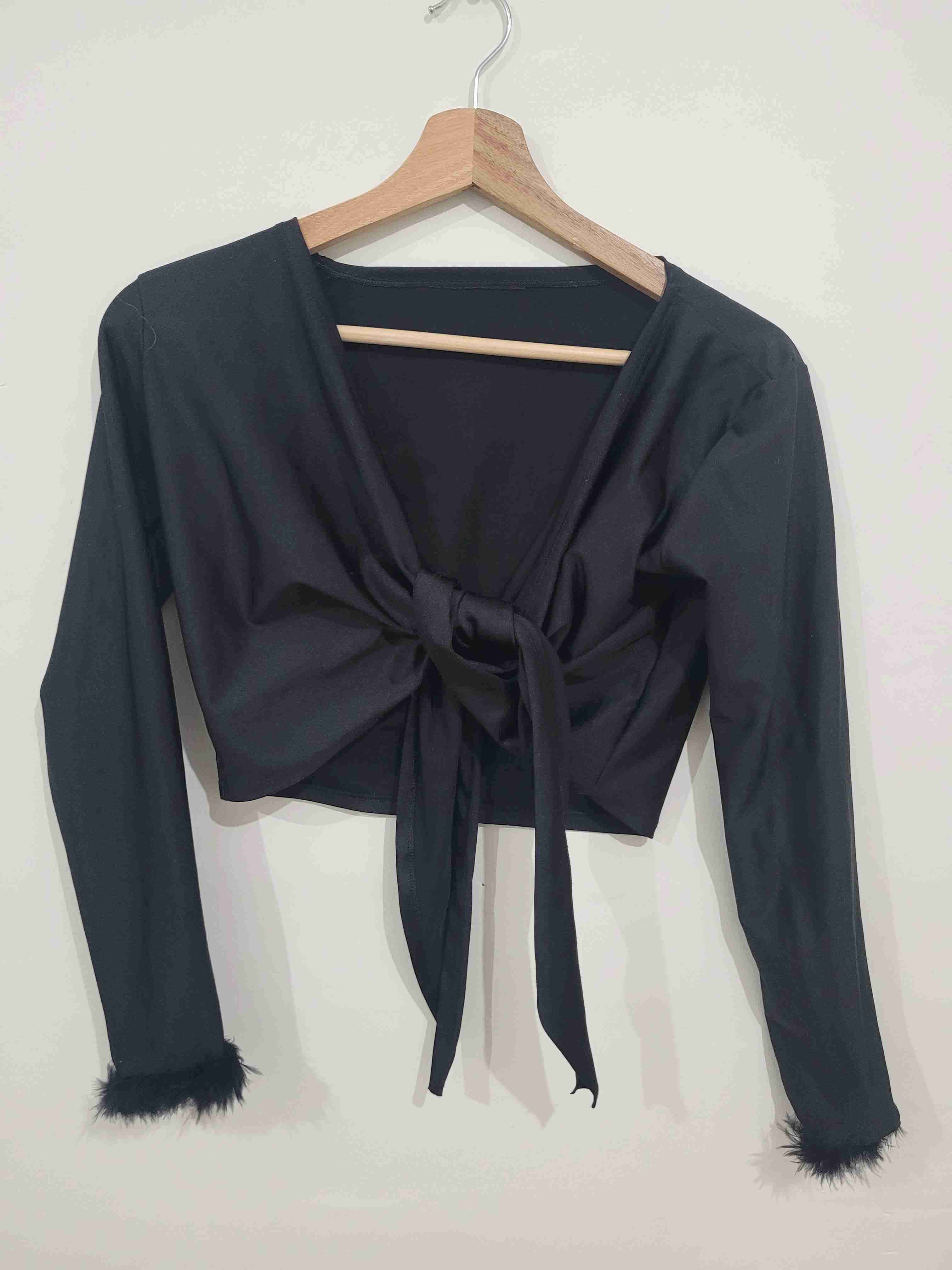 Blusa negra con nudo frontal - miniatura 1