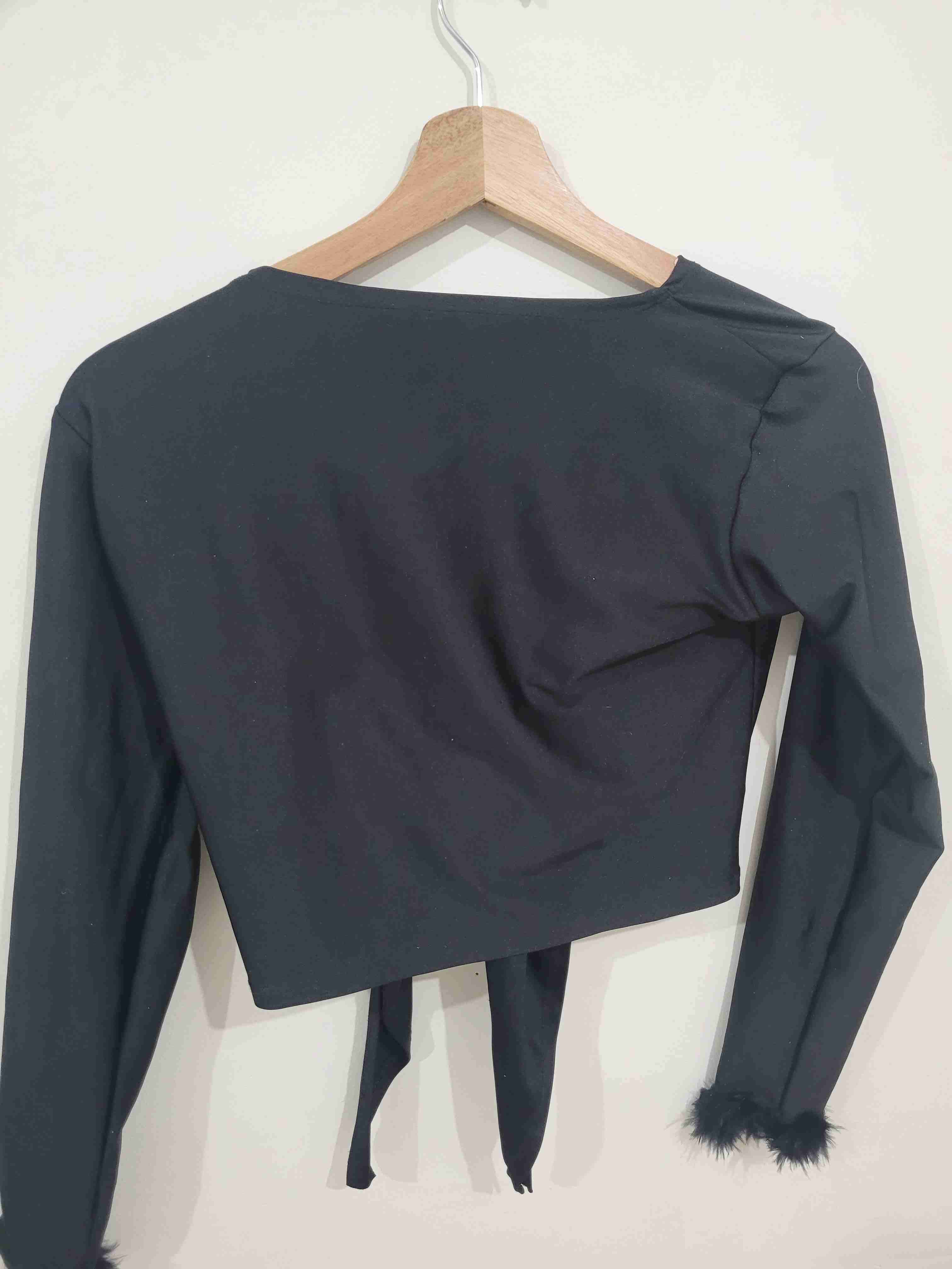 Blusa negra con nudo frontal - miniatura 2