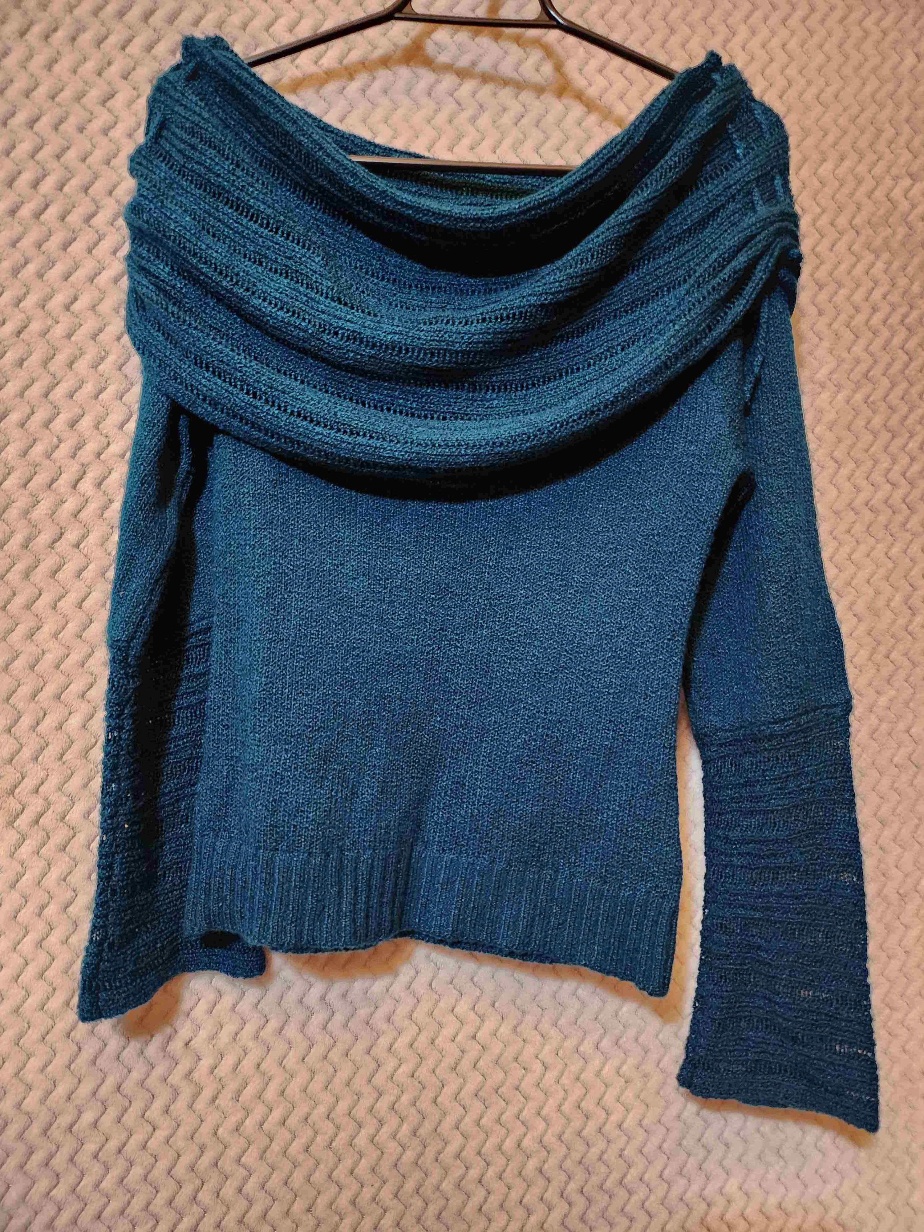 Suéter azul con escote drapeado