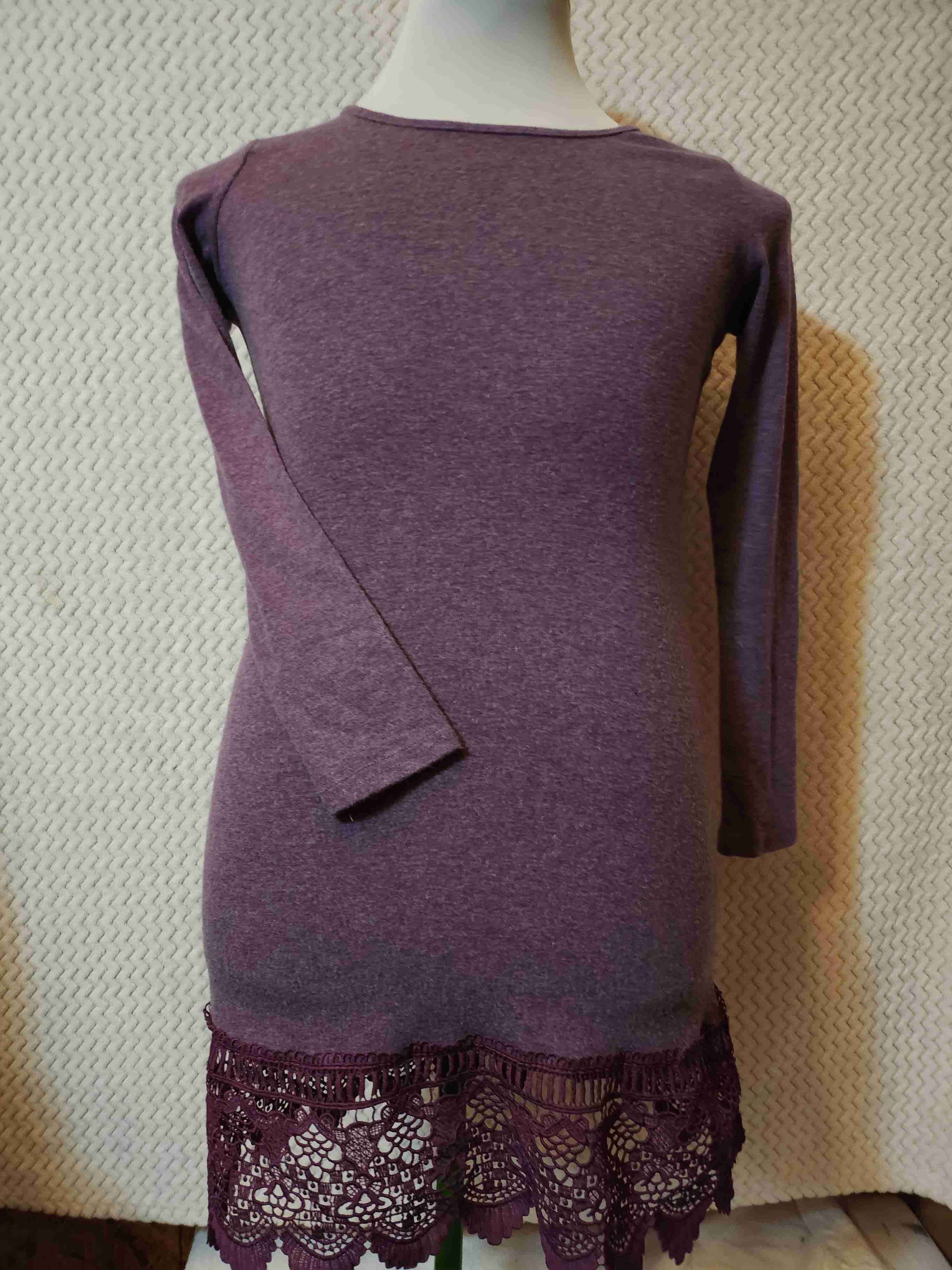 Vestido morado con encaje