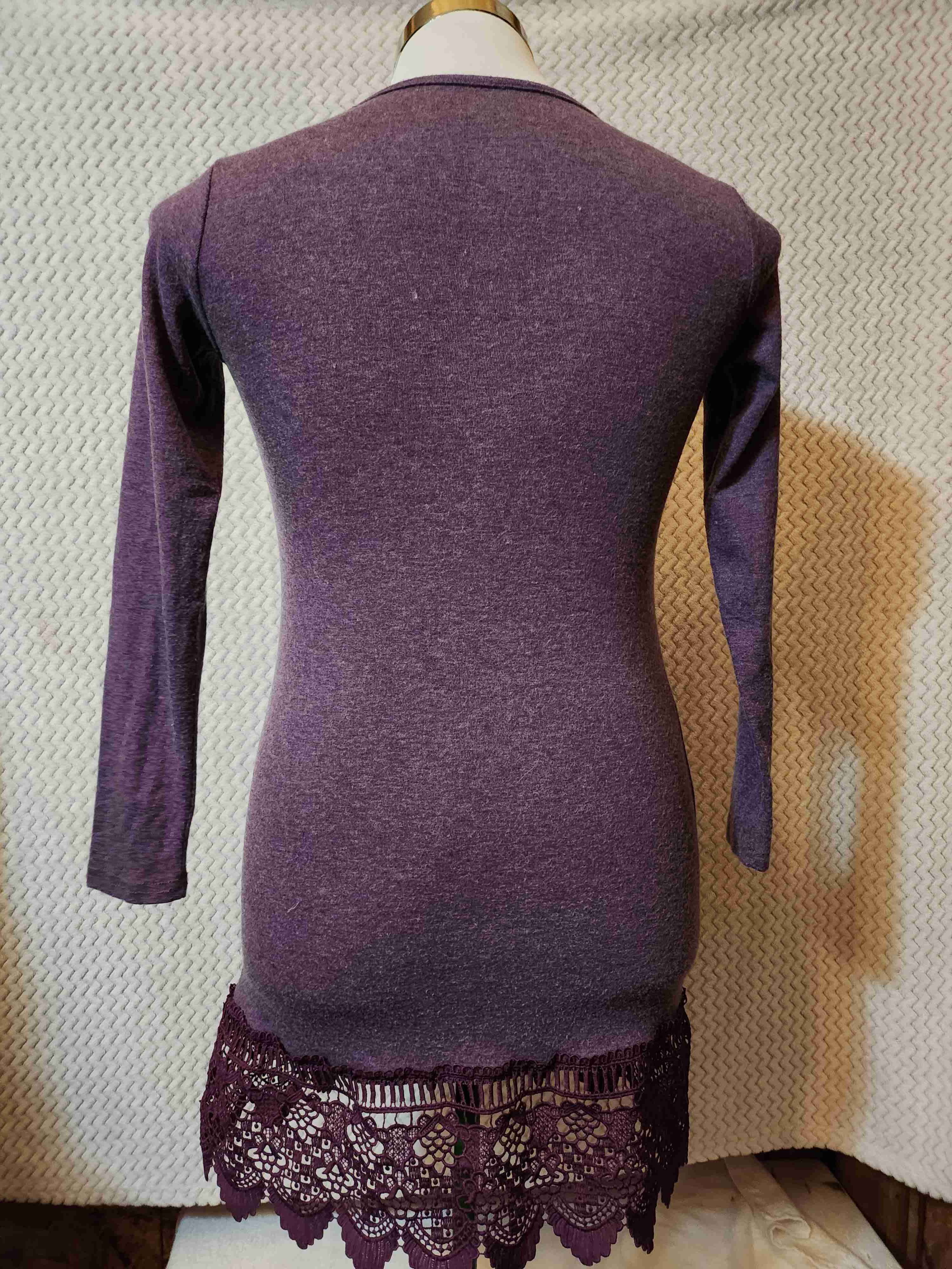 Vestido morado con encaje - miniatura 2