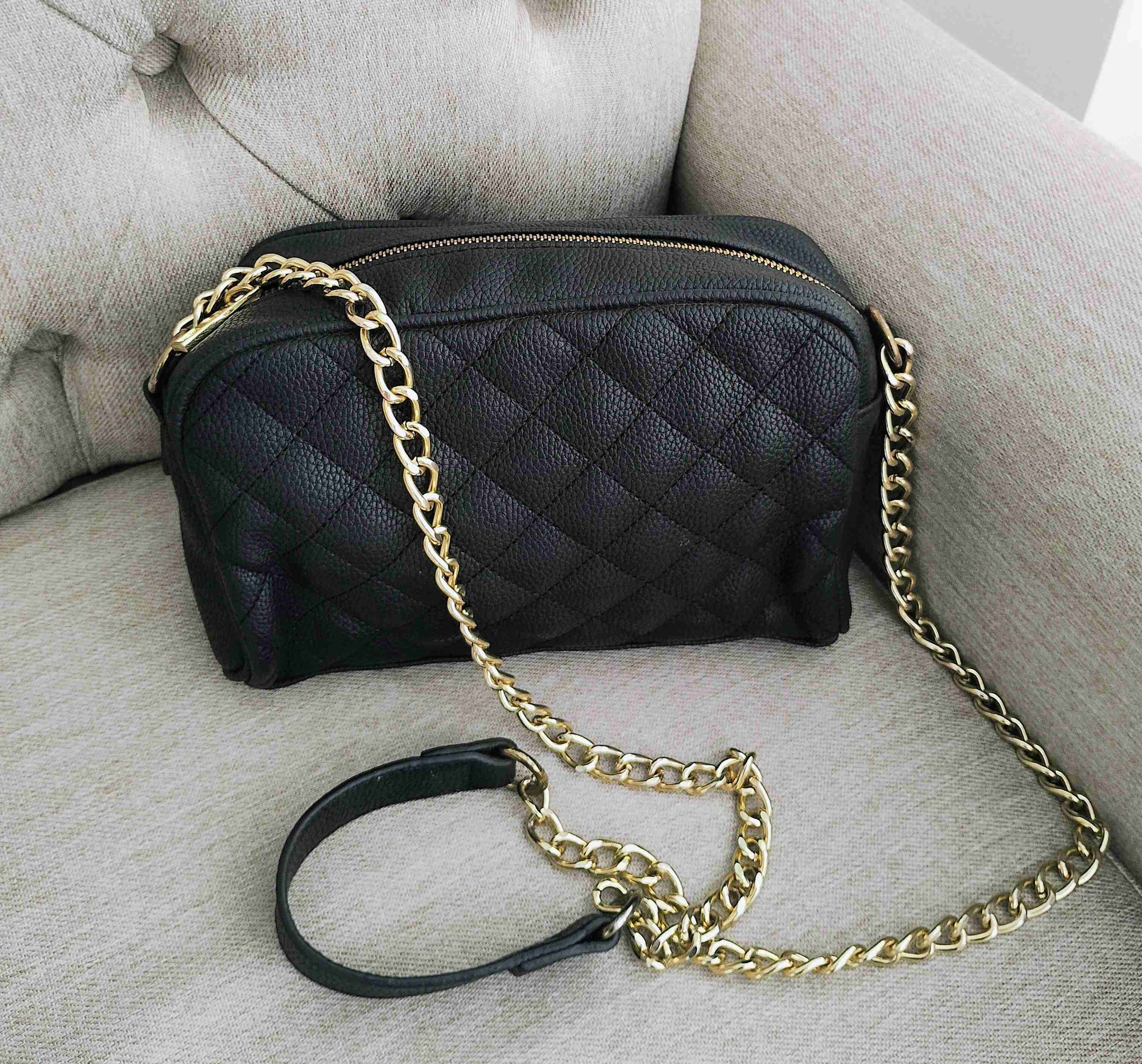 Cartera negra con cadena dorada - miniatura 1